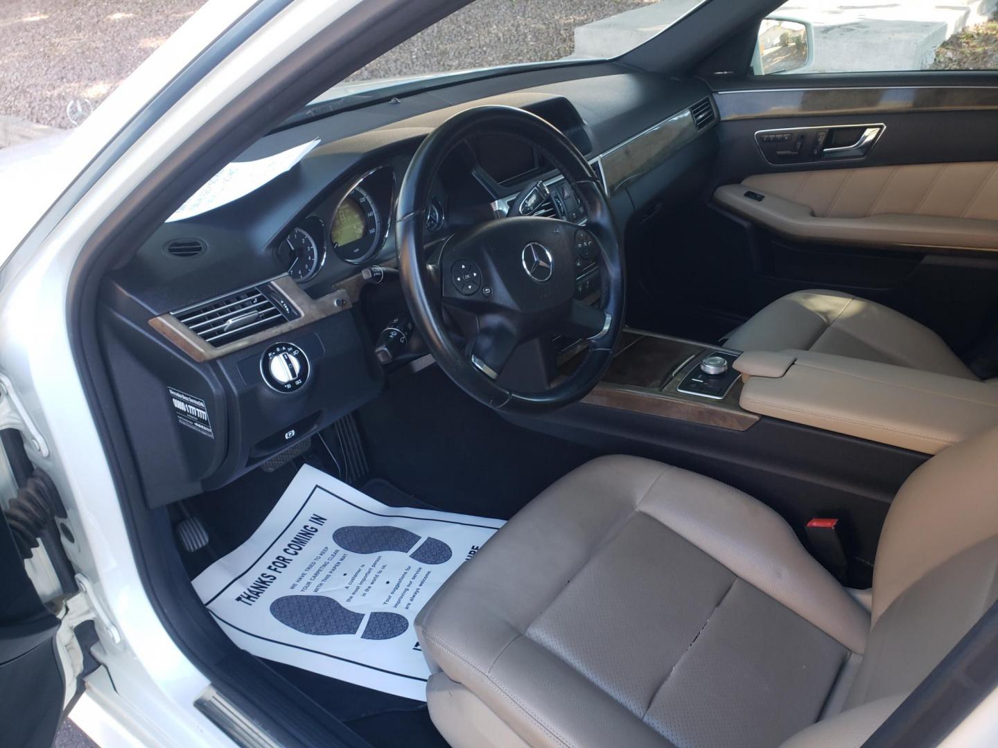 2010 WHITE /Tan and black Mercedes-Benz E-Class E350 Sedan (WDDHF5GB4AA) with an 3.5L V6 DOHC 24V engine, 7-Speed Automatic transmission, located at 323 E Dunlap Ave., Phoenix, AZ, 85020, (602) 331-9000, 33.567677, -112.069000 - 2010 Mercedes-Benz E-Class E350 Sedan…..A Must See!! ……..No accidents,……. Ice cold AC front and rear. The car is gorgeous inside and out. Power windows, Power door locks, Stereo/CD Player, Phone sync, Bluetooth, Satellite compatible, Navigation, backup camera, Beautiful tan and black inter - Photo#8