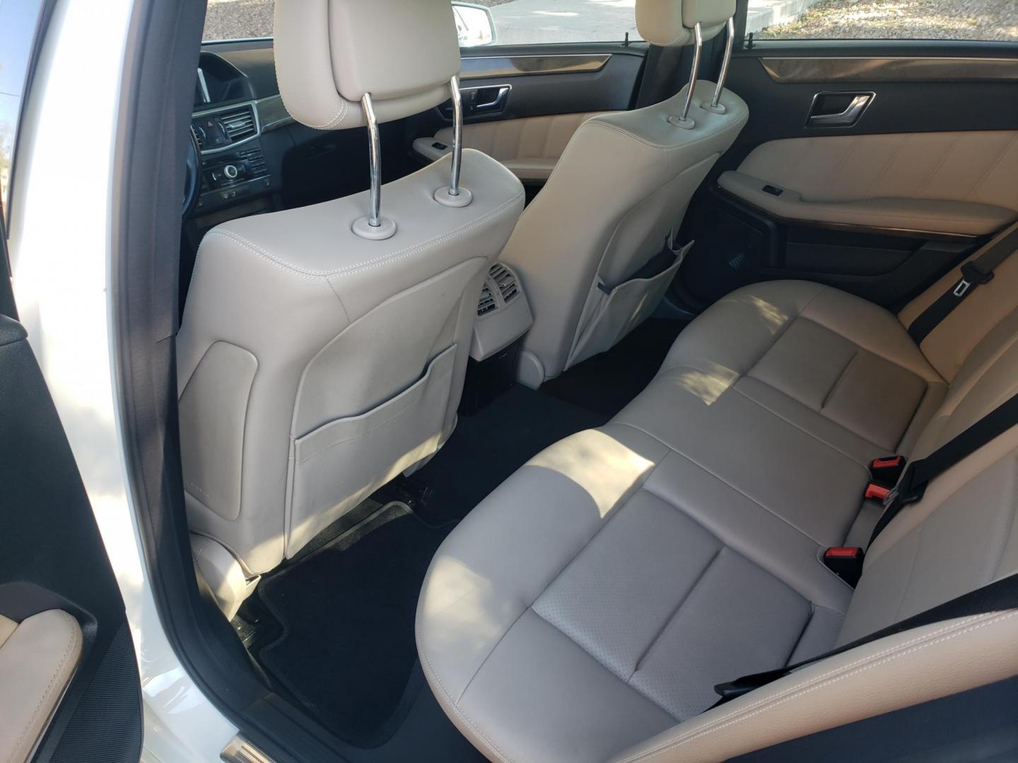 2010 WHITE /Tan and black Mercedes-Benz E-Class E350 Sedan (WDDHF5GB4AA) with an 3.5L V6 DOHC 24V engine, 7-Speed Automatic transmission, located at 323 E Dunlap Ave., Phoenix, AZ, 85020, (602) 331-9000, 33.567677, -112.069000 - 2010 Mercedes-Benz E-Class E350 Sedan…..A Must See!! ……..No accidents,……. Ice cold AC front and rear. The car is gorgeous inside and out. Power windows, Power door locks, Stereo/CD Player, Phone sync, Bluetooth, Satellite compatible, Navigation, backup camera, Beautiful tan and black inter - Photo#10