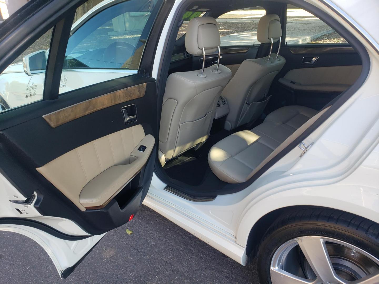2010 WHITE /Tan and black Mercedes-Benz E-Class E350 Sedan (WDDHF5GB4AA) with an 3.5L V6 DOHC 24V engine, 7-Speed Automatic transmission, located at 323 E Dunlap Ave., Phoenix, AZ, 85020, (602) 331-9000, 33.567677, -112.069000 - 2010 Mercedes-Benz E-Class E350 Sedan…..A Must See!! ……..No accidents,……. Ice cold AC front and rear. The car is gorgeous inside and out. Power windows, Power door locks, Stereo/CD Player, Phone sync, Bluetooth, Satellite compatible, Navigation, backup camera, Beautiful tan and black inter - Photo#9