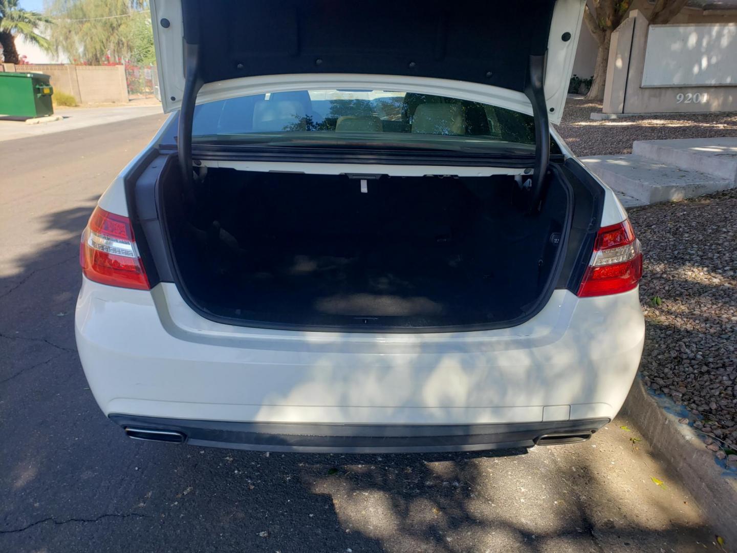 2010 WHITE /Tan and black Mercedes-Benz E-Class E350 Sedan (WDDHF5GB4AA) with an 3.5L V6 DOHC 24V engine, 7-Speed Automatic transmission, located at 323 E Dunlap Ave., Phoenix, AZ, 85020, (602) 331-9000, 33.567677, -112.069000 - 2010 Mercedes-Benz E-Class E350 Sedan…..A Must See!! ……..No accidents,……. Ice cold AC front and rear. The car is gorgeous inside and out. Power windows, Power door locks, Stereo/CD Player, Phone sync, Bluetooth, Satellite compatible, Navigation, backup camera, Beautiful tan and black inter - Photo#17