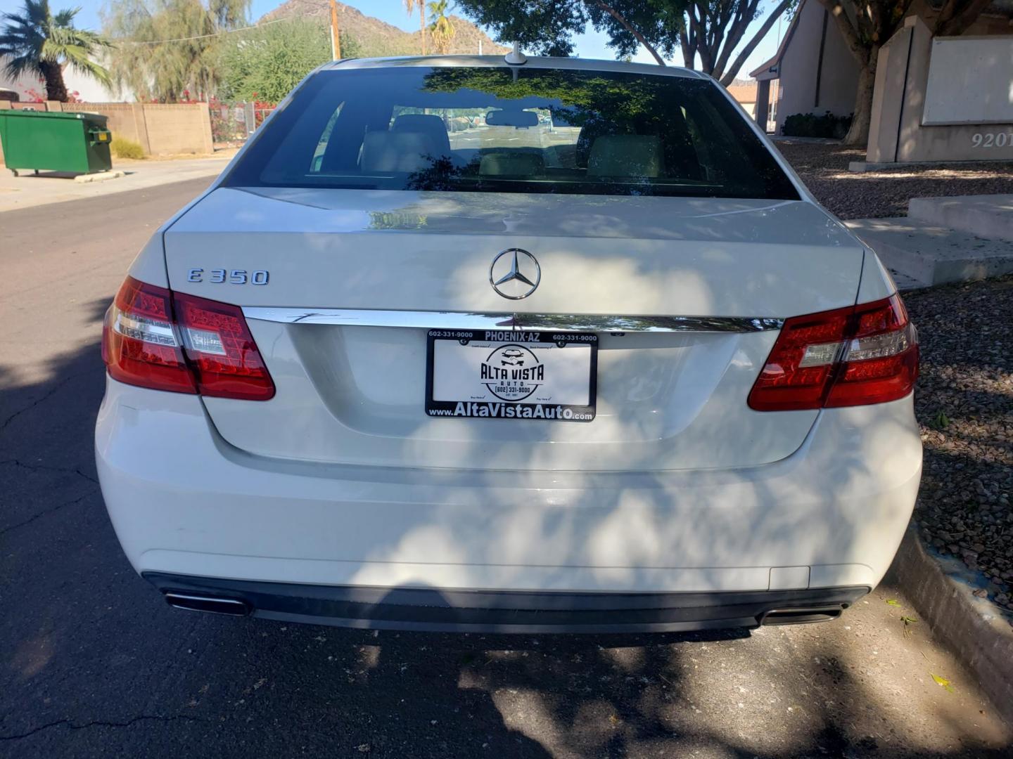 2010 WHITE /Tan and black Mercedes-Benz E-Class E350 Sedan (WDDHF5GB4AA) with an 3.5L V6 DOHC 24V engine, 7-Speed Automatic transmission, located at 323 E Dunlap Ave., Phoenix, AZ, 85020, (602) 331-9000, 33.567677, -112.069000 - 2010 Mercedes-Benz E-Class E350 Sedan…..A Must See!! ……..No accidents,……. Ice cold AC front and rear. The car is gorgeous inside and out. Power windows, Power door locks, Stereo/CD Player, Phone sync, Bluetooth, Satellite compatible, Navigation, backup camera, Beautiful tan and black inter - Photo#6