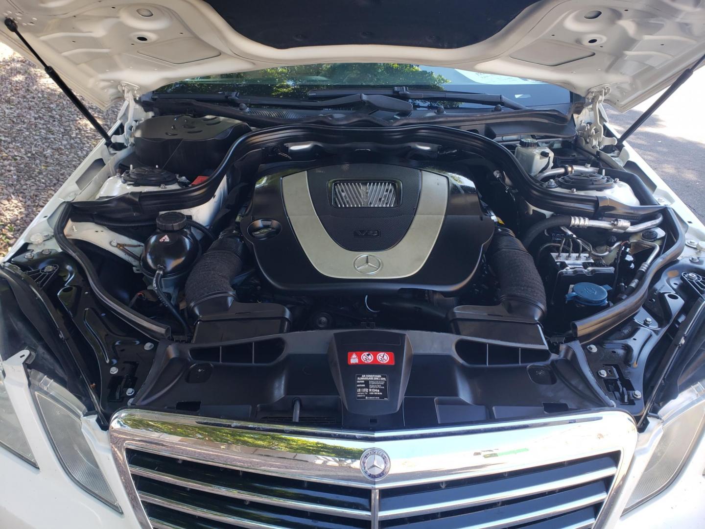 2010 WHITE /Tan and black Mercedes-Benz E-Class E350 Sedan (WDDHF5GB4AA) with an 3.5L V6 DOHC 24V engine, 7-Speed Automatic transmission, located at 323 E Dunlap Ave., Phoenix, AZ, 85020, (602) 331-9000, 33.567677, -112.069000 - 2010 Mercedes-Benz E-Class E350 Sedan…..A Must See!! ……..No accidents,……. Ice cold AC front and rear. The car is gorgeous inside and out. Power windows, Power door locks, Stereo/CD Player, Phone sync, Bluetooth, Satellite compatible, Navigation, backup camera, Beautiful tan and black inter - Photo#18