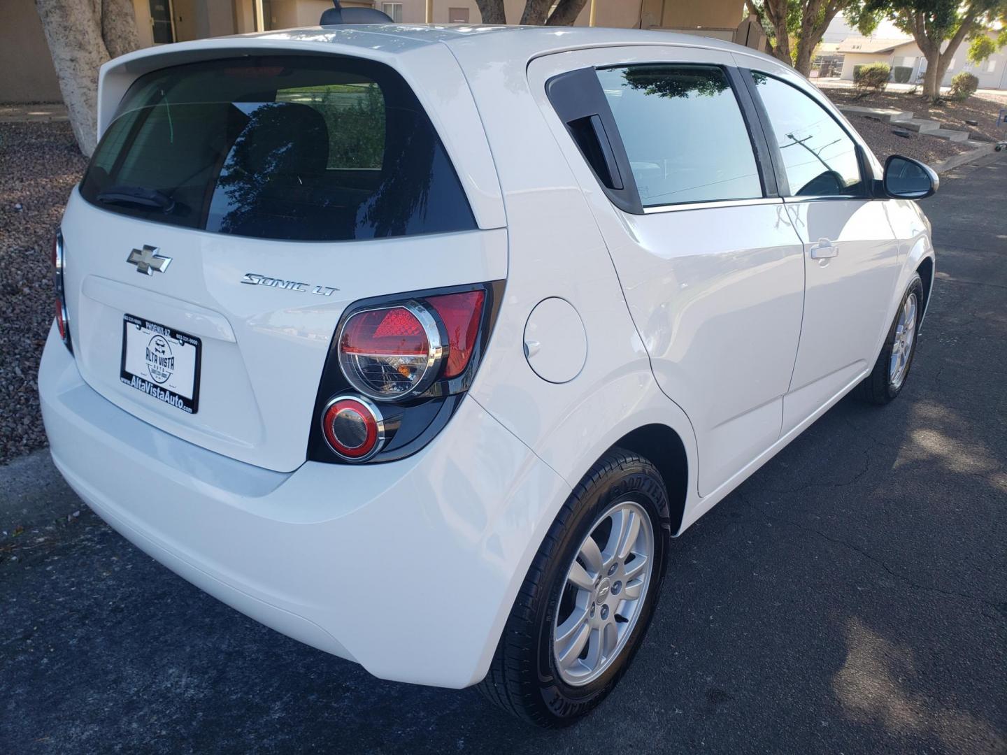 2015 WHITE /gray and black Chevrolet Sonic LT Auto 5-Door (1G1JC6SH3F4) with an 1.8L L4 DOHC 24V engine, 6-Speed Automatic transmission, located at 323 E Dunlap Ave., Phoenix, AZ, 85020, (602) 331-9000, 33.567677, -112.069000 - 2015 Chevrolet Sonic LT Auto 5-Door, ........A Must See!! No accidents, Ice cold AC. The car is gorgeous inside and out. Power windows, Power door locks, Stereo/Cd player, Phone sync, Bluetooth, Satellite compatible, Beautiful gray and black interior with gray cloth seats, Incredible gas mileage! C - Photo#3