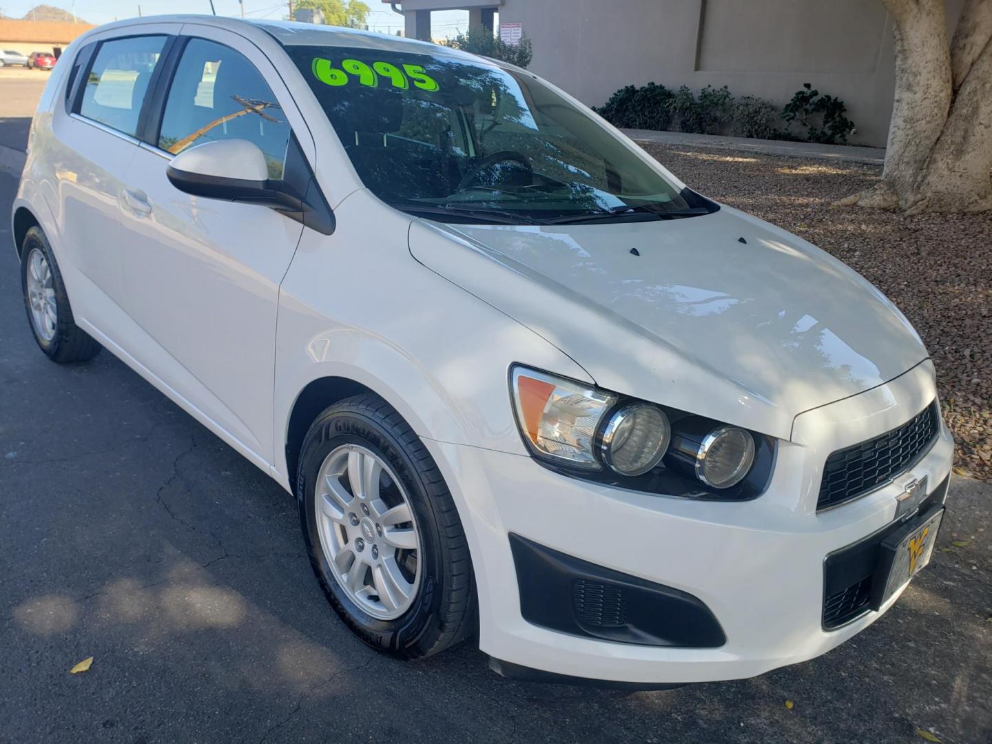 2015 WHITE /gray and black Chevrolet Sonic LT Auto 5-Door (1G1JC6SH3F4) with an 1.8L L4 DOHC 24V engine, 6-Speed Automatic transmission, located at 323 E Dunlap Ave., Phoenix, AZ, 85020, (602) 331-9000, 33.567677, -112.069000 - 2015 Chevrolet Sonic LT Auto 5-Door, ........A Must See!! No accidents, Ice cold AC. The car is gorgeous inside and out. Power windows, Power door locks, Stereo/Cd player, Phone sync, Bluetooth, Satellite compatible, Beautiful gray and black interior with gray cloth seats, Incredible gas mileage! C - Photo#2
