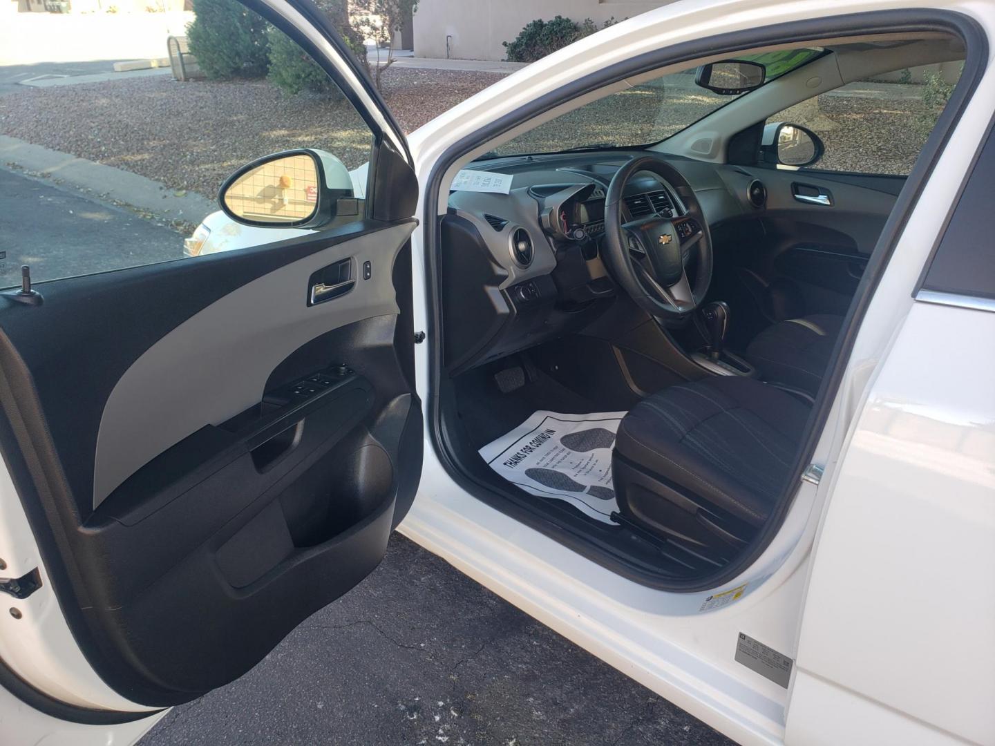 2015 WHITE /gray and black Chevrolet Sonic LT Auto 5-Door (1G1JC6SH3F4) with an 1.8L L4 DOHC 24V engine, 6-Speed Automatic transmission, located at 323 E Dunlap Ave., Phoenix, AZ, 85020, (602) 331-9000, 33.567677, -112.069000 - 2015 Chevrolet Sonic LT Auto 5-Door, ........A Must See!! No accidents, Ice cold AC. The car is gorgeous inside and out. Power windows, Power door locks, Stereo/Cd player, Phone sync, Bluetooth, Satellite compatible, Beautiful gray and black interior with gray cloth seats, Incredible gas mileage! C - Photo#8