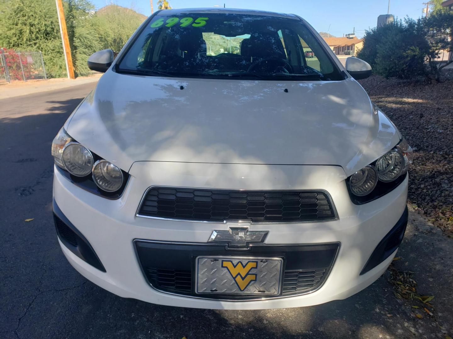 2015 WHITE /gray and black Chevrolet Sonic LT Auto 5-Door (1G1JC6SH3F4) with an 1.8L L4 DOHC 24V engine, 6-Speed Automatic transmission, located at 323 E Dunlap Ave., Phoenix, AZ, 85020, (602) 331-9000, 33.567677, -112.069000 - 2015 Chevrolet Sonic LT Auto 5-Door, ........A Must See!! No accidents, Ice cold AC. The car is gorgeous inside and out. Power windows, Power door locks, Stereo/Cd player, Phone sync, Bluetooth, Satellite compatible, Beautiful gray and black interior with gray cloth seats, Incredible gas mileage! C - Photo#1