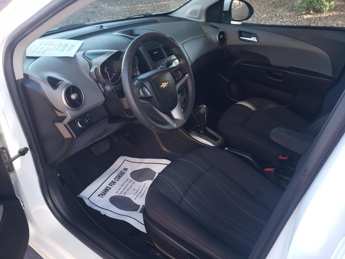 2015 WHITE /gray and black Chevrolet Sonic LT Auto 5-Door (1G1JC6SH3F4) with an 1.8L L4 DOHC 24V engine, 6-Speed Automatic transmission, located at 323 E Dunlap Ave., Phoenix, AZ, 85020, (602) 331-9000, 33.567677, -112.069000 - 2015 Chevrolet Sonic LT Auto 5-Door, ........A Must See!! No accidents, Ice cold AC. The car is gorgeous inside and out. Power windows, Power door locks, Stereo/Cd player, Phone sync, Bluetooth, Satellite compatible, Beautiful gray and black interior with gray cloth seats, Incredible gas mileage! C - Photo#9