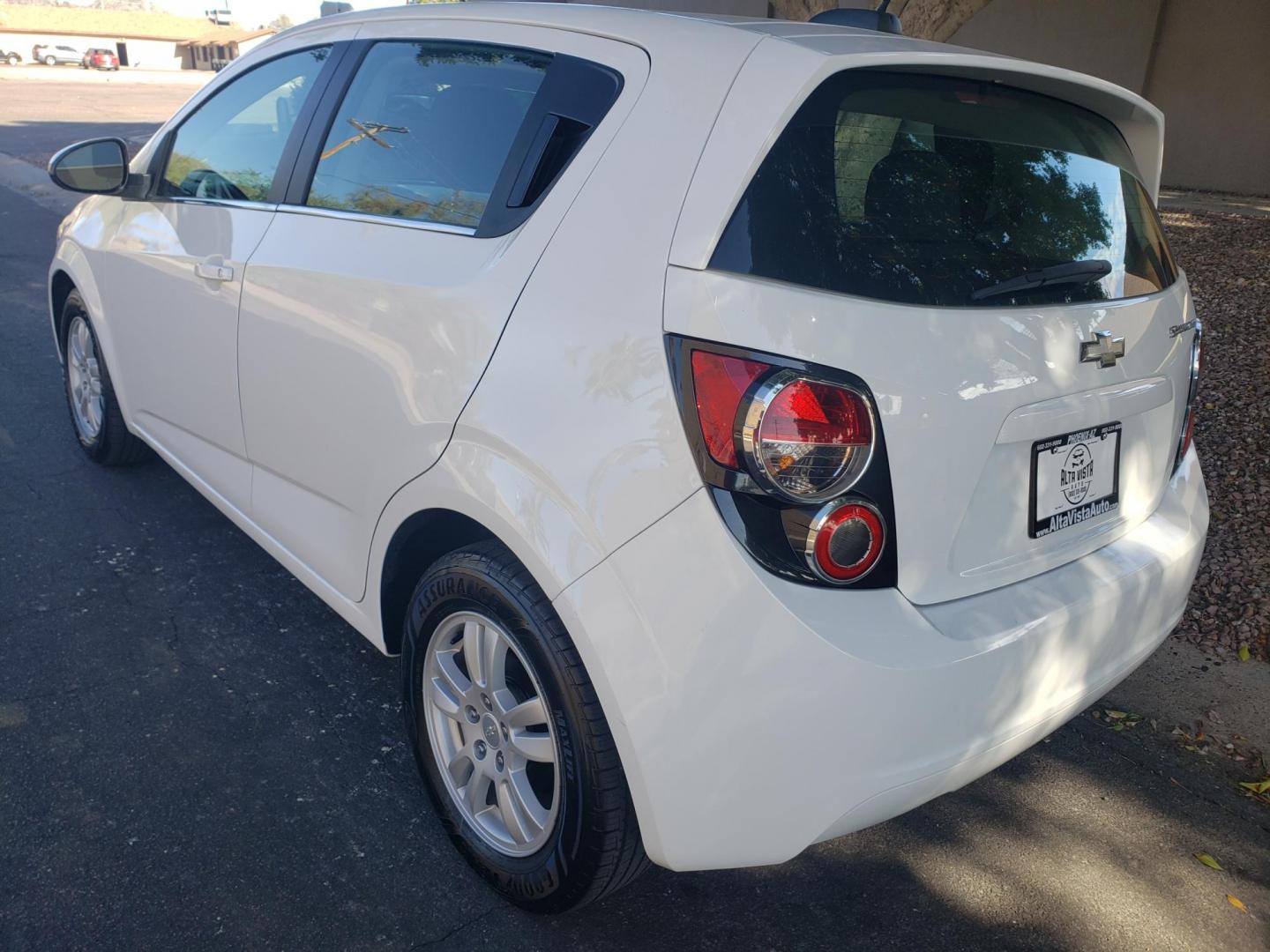2015 WHITE /gray and black Chevrolet Sonic LT Auto 5-Door (1G1JC6SH3F4) with an 1.8L L4 DOHC 24V engine, 6-Speed Automatic transmission, located at 323 E Dunlap Ave., Phoenix, AZ, 85020, (602) 331-9000, 33.567677, -112.069000 - 2015 Chevrolet Sonic LT Auto 5-Door, ........A Must See!! No accidents, Ice cold AC. The car is gorgeous inside and out. Power windows, Power door locks, Stereo/Cd player, Phone sync, Bluetooth, Satellite compatible, Beautiful gray and black interior with gray cloth seats, Incredible gas mileage! C - Photo#5