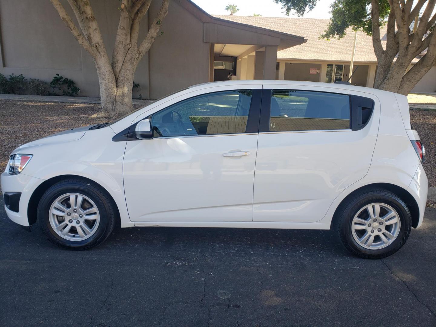 2015 WHITE /gray and black Chevrolet Sonic LT Auto 5-Door (1G1JC6SH3F4) with an 1.8L L4 DOHC 24V engine, 6-Speed Automatic transmission, located at 323 E Dunlap Ave., Phoenix, AZ, 85020, (602) 331-9000, 33.567677, -112.069000 - 2015 Chevrolet Sonic LT Auto 5-Door, ........A Must See!! No accidents, Ice cold AC. The car is gorgeous inside and out. Power windows, Power door locks, Stereo/Cd player, Phone sync, Bluetooth, Satellite compatible, Beautiful gray and black interior with gray cloth seats, Incredible gas mileage! C - Photo#6