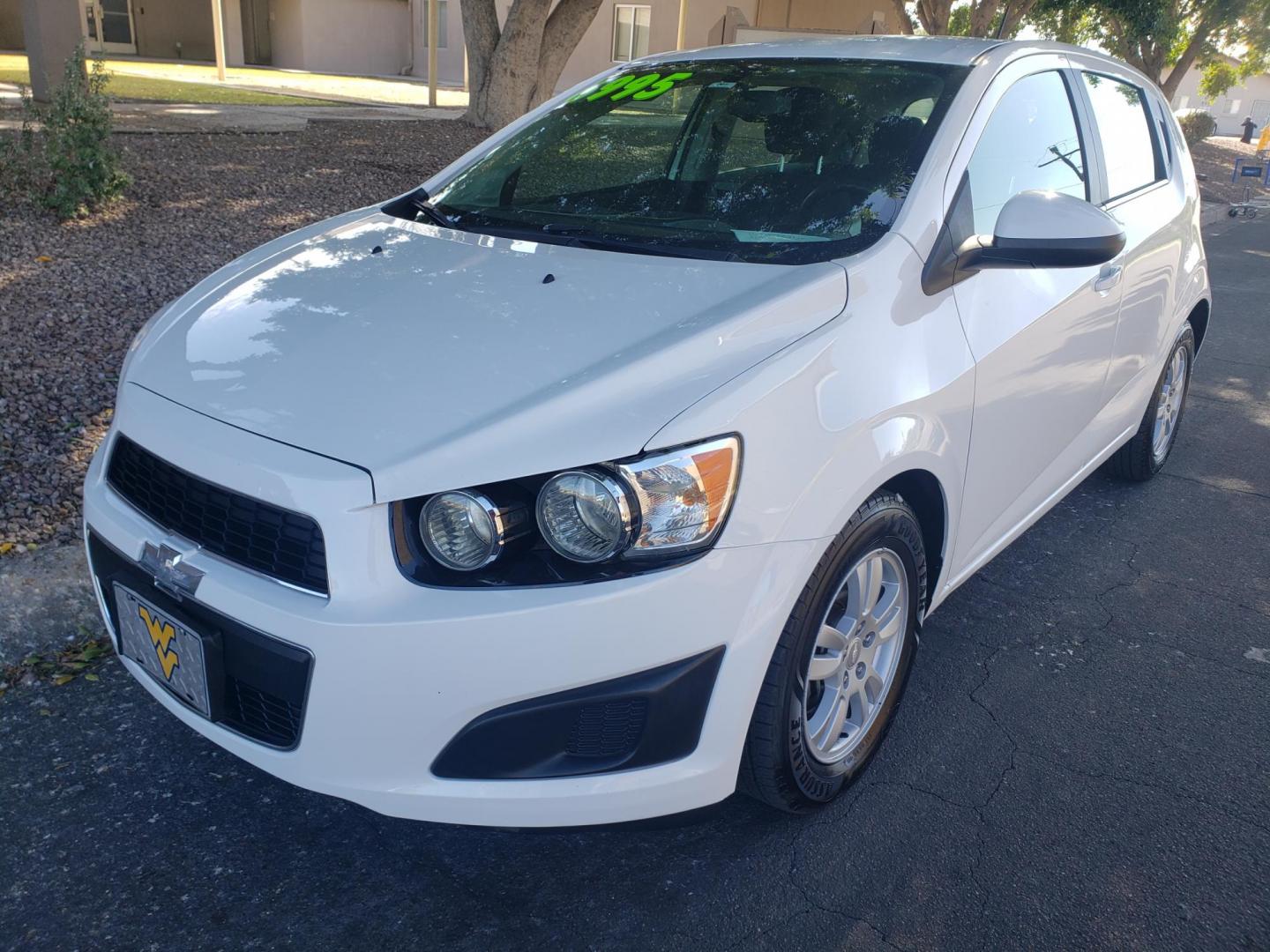 2015 WHITE /gray and black Chevrolet Sonic LT Auto 5-Door (1G1JC6SH3F4) with an 1.8L L4 DOHC 24V engine, 6-Speed Automatic transmission, located at 323 E Dunlap Ave., Phoenix, AZ, 85020, (602) 331-9000, 33.567677, -112.069000 - 2015 Chevrolet Sonic LT Auto 5-Door, ........A Must See!! No accidents, Ice cold AC. The car is gorgeous inside and out. Power windows, Power door locks, Stereo/Cd player, Phone sync, Bluetooth, Satellite compatible, Beautiful gray and black interior with gray cloth seats, Incredible gas mileage! C - Photo#0