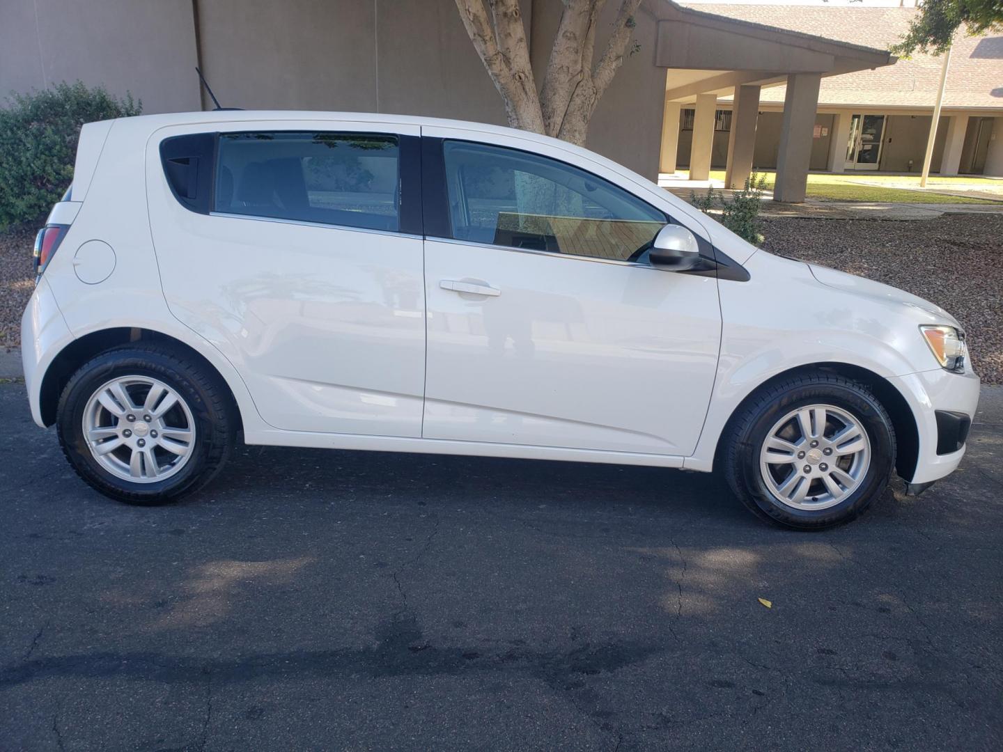 2015 WHITE /gray and black Chevrolet Sonic LT Auto 5-Door (1G1JC6SH3F4) with an 1.8L L4 DOHC 24V engine, 6-Speed Automatic transmission, located at 323 E Dunlap Ave., Phoenix, AZ, 85020, (602) 331-9000, 33.567677, -112.069000 - 2015 Chevrolet Sonic LT Auto 5-Door, ........A Must See!! No accidents, Ice cold AC. The car is gorgeous inside and out. Power windows, Power door locks, Stereo/Cd player, Phone sync, Bluetooth, Satellite compatible, Beautiful gray and black interior with gray cloth seats, Incredible gas mileage! C - Photo#4