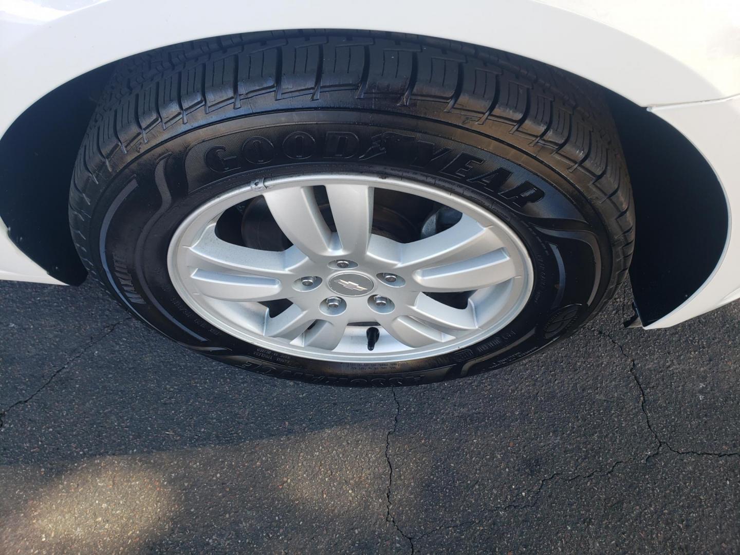 2015 WHITE /gray and black Chevrolet Sonic LT Auto 5-Door (1G1JC6SH3F4) with an 1.8L L4 DOHC 24V engine, 6-Speed Automatic transmission, located at 323 E Dunlap Ave., Phoenix, AZ, 85020, (602) 331-9000, 33.567677, -112.069000 - 2015 Chevrolet Sonic LT Auto 5-Door, ........A Must See!! No accidents, Ice cold AC. The car is gorgeous inside and out. Power windows, Power door locks, Stereo/Cd player, Phone sync, Bluetooth, Satellite compatible, Beautiful gray and black interior with gray cloth seats, Incredible gas mileage! C - Photo#18