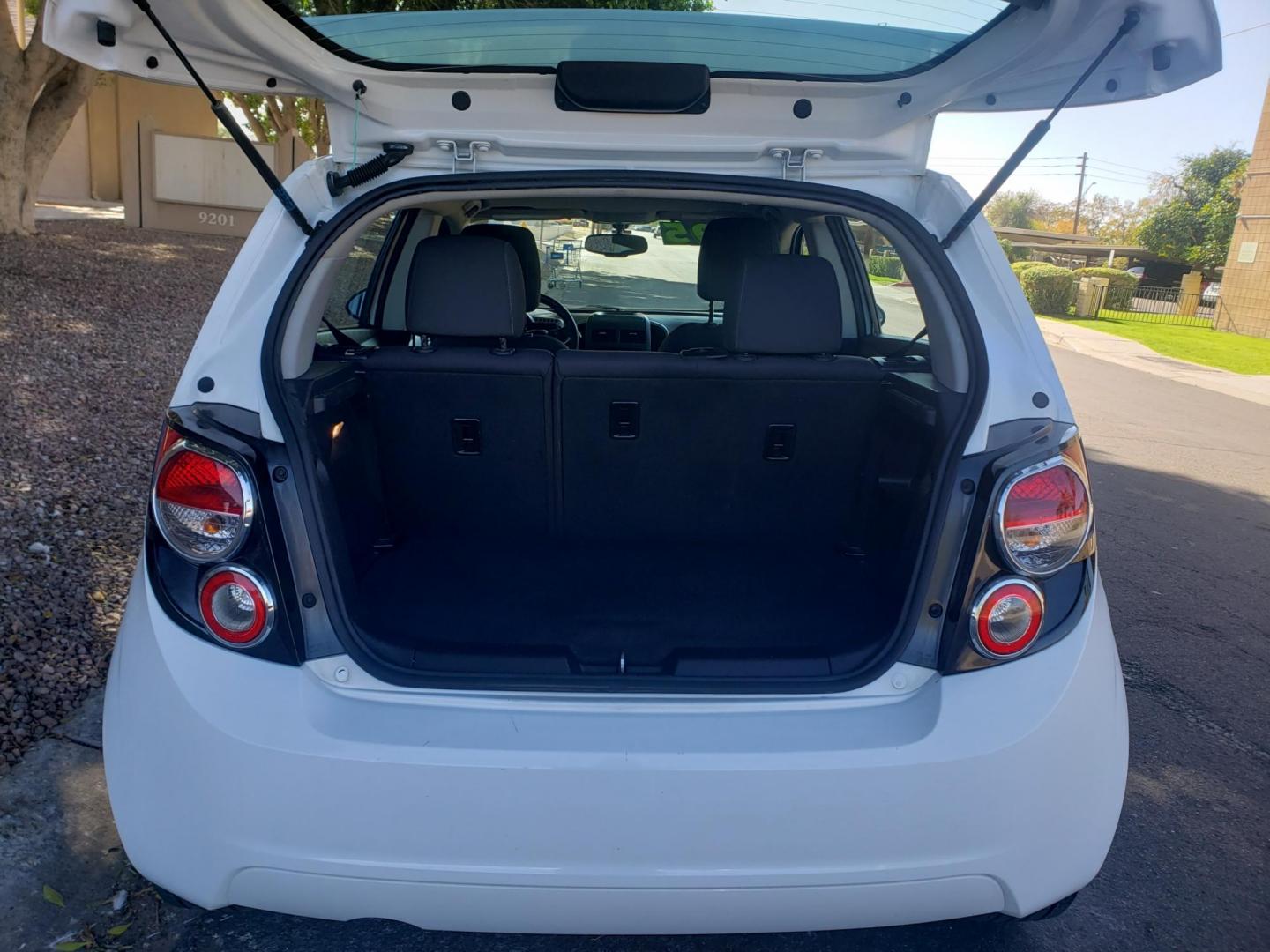 2015 WHITE /gray and black Chevrolet Sonic LT Auto 5-Door (1G1JC6SH3F4) with an 1.8L L4 DOHC 24V engine, 6-Speed Automatic transmission, located at 323 E Dunlap Ave., Phoenix, AZ, 85020, (602) 331-9000, 33.567677, -112.069000 - 2015 Chevrolet Sonic LT Auto 5-Door, ........A Must See!! No accidents, Ice cold AC. The car is gorgeous inside and out. Power windows, Power door locks, Stereo/Cd player, Phone sync, Bluetooth, Satellite compatible, Beautiful gray and black interior with gray cloth seats, Incredible gas mileage! C - Photo#16