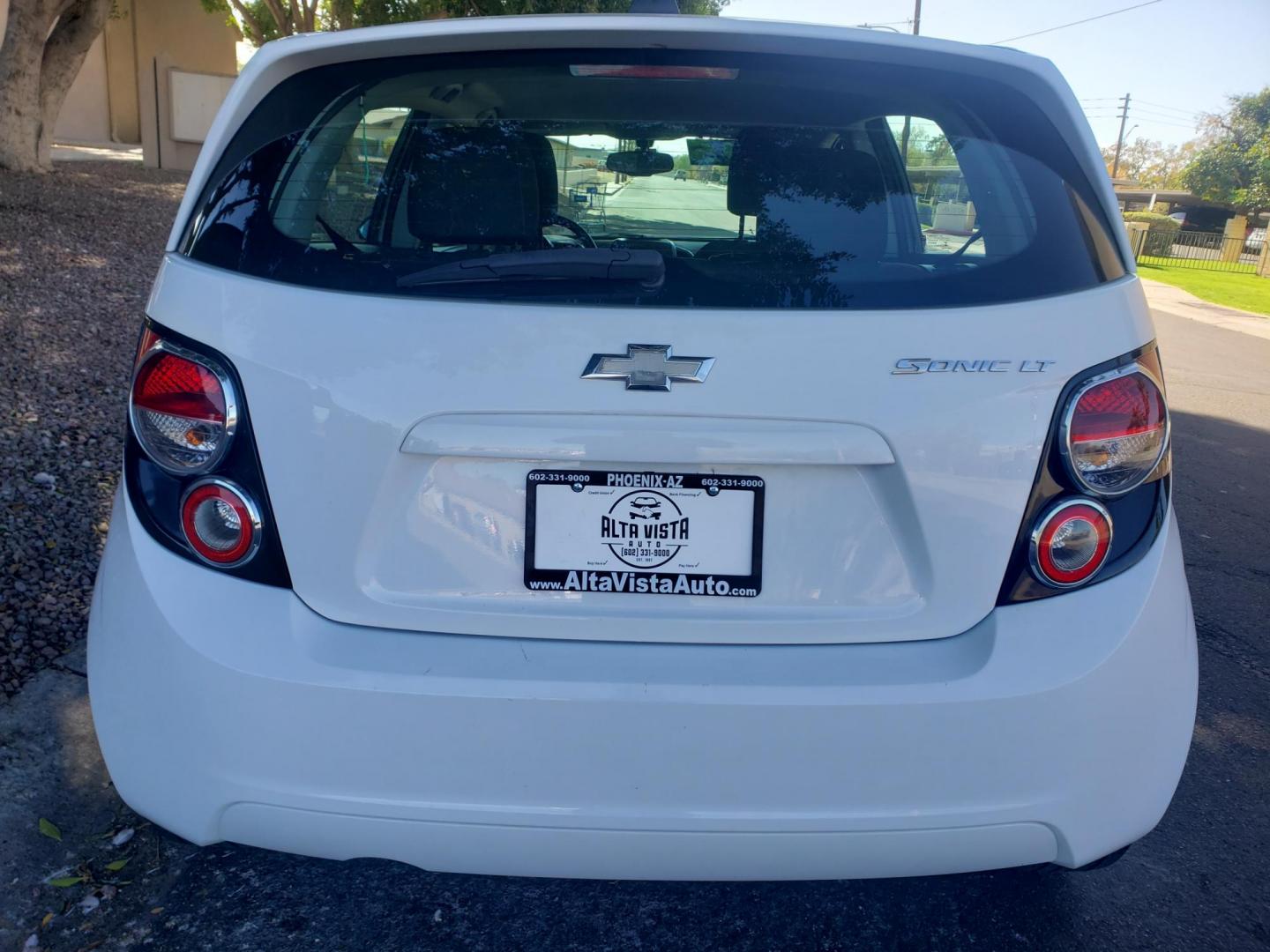 2015 WHITE /gray and black Chevrolet Sonic LT Auto 5-Door (1G1JC6SH3F4) with an 1.8L L4 DOHC 24V engine, 6-Speed Automatic transmission, located at 323 E Dunlap Ave., Phoenix, AZ, 85020, (602) 331-9000, 33.567677, -112.069000 - 2015 Chevrolet Sonic LT Auto 5-Door, ........A Must See!! No accidents, Ice cold AC. The car is gorgeous inside and out. Power windows, Power door locks, Stereo/Cd player, Phone sync, Bluetooth, Satellite compatible, Beautiful gray and black interior with gray cloth seats, Incredible gas mileage! C - Photo#7