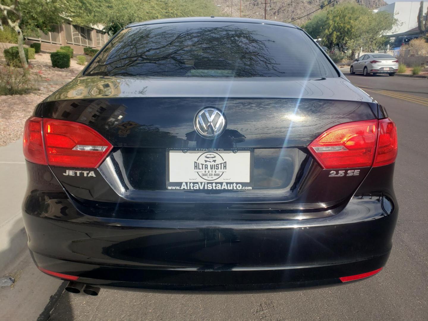 2013 black /gray and black Volkswagen Jetta SE (3VWDX7AJ3DM) with an 2.5L L5 DOHC 20V engine, 6-Speed Automatic transmission, located at 323 E Dunlap Ave., Phoenix, AZ, 85020, (602) 331-9000, 33.567677, -112.069000 - 2013 Volkswagen Jetta SE,......A Must See!!..... No accidents,..... Ice cold AC. The car is gorgeous inside and out. Power windows, Power door locks, Pioneer Stereo/CD Player, Beautiful gray and black interior with gray cloth seats in near perfect condition, Incredible gas mileage! Clean Arizona tit - Photo#7