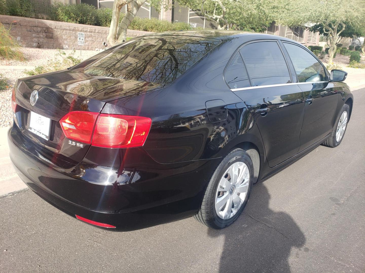 2013 black /gray and black Volkswagen Jetta SE (3VWDX7AJ3DM) with an 2.5L L5 DOHC 20V engine, 6-Speed Automatic transmission, located at 323 E Dunlap Ave., Phoenix, AZ, 85020, (602) 331-9000, 33.567677, -112.069000 - 2013 Volkswagen Jetta SE,......A Must See!!..... No accidents,..... Ice cold AC. The car is gorgeous inside and out. Power windows, Power door locks, Pioneer Stereo/CD Player, Beautiful gray and black interior with gray cloth seats in near perfect condition, Incredible gas mileage! Clean Arizona tit - Photo#3