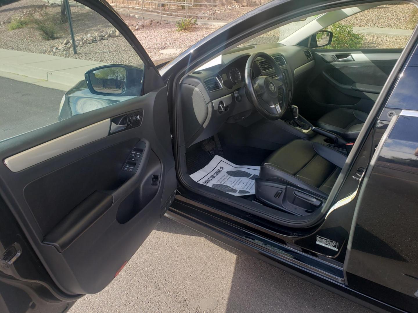 2013 black /gray and black Volkswagen Jetta SE (3VWDX7AJ3DM) with an 2.5L L5 DOHC 20V engine, 6-Speed Automatic transmission, located at 323 E Dunlap Ave., Phoenix, AZ, 85020, (602) 331-9000, 33.567677, -112.069000 - 2013 Volkswagen Jetta SE,......A Must See!!..... No accidents,..... Ice cold AC. The car is gorgeous inside and out. Power windows, Power door locks, Pioneer Stereo/CD Player, Beautiful gray and black interior with gray cloth seats in near perfect condition, Incredible gas mileage! Clean Arizona tit - Photo#8