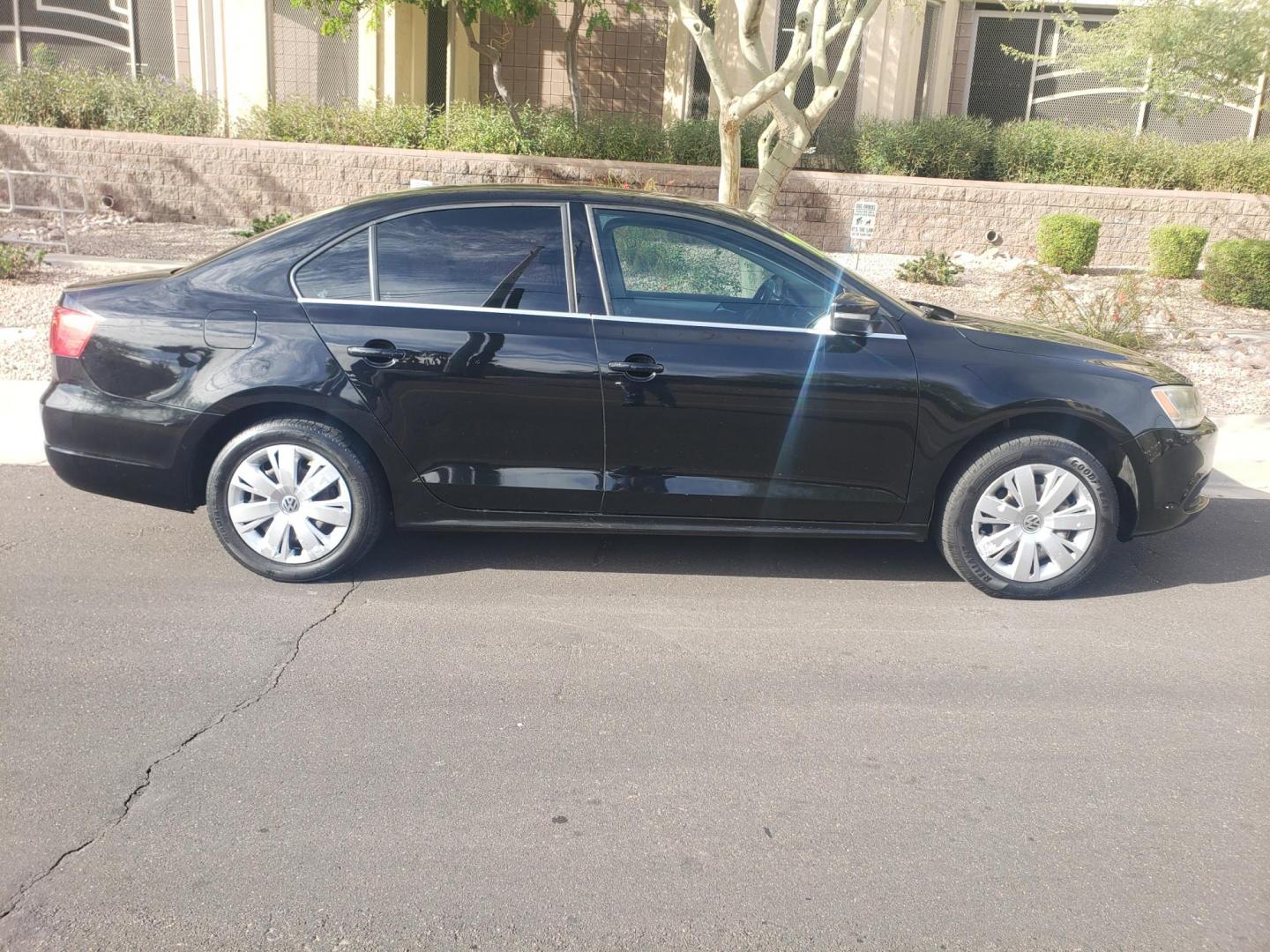 2013 black /gray and black Volkswagen Jetta SE (3VWDX7AJ3DM) with an 2.5L L5 DOHC 20V engine, 6-Speed Automatic transmission, located at 323 E Dunlap Ave., Phoenix, AZ, 85020, (602) 331-9000, 33.567677, -112.069000 - 2013 Volkswagen Jetta SE,......A Must See!!..... No accidents,..... Ice cold AC. The car is gorgeous inside and out. Power windows, Power door locks, Pioneer Stereo/CD Player, Beautiful gray and black interior with gray cloth seats in near perfect condition, Incredible gas mileage! Clean Arizona tit - Photo#4