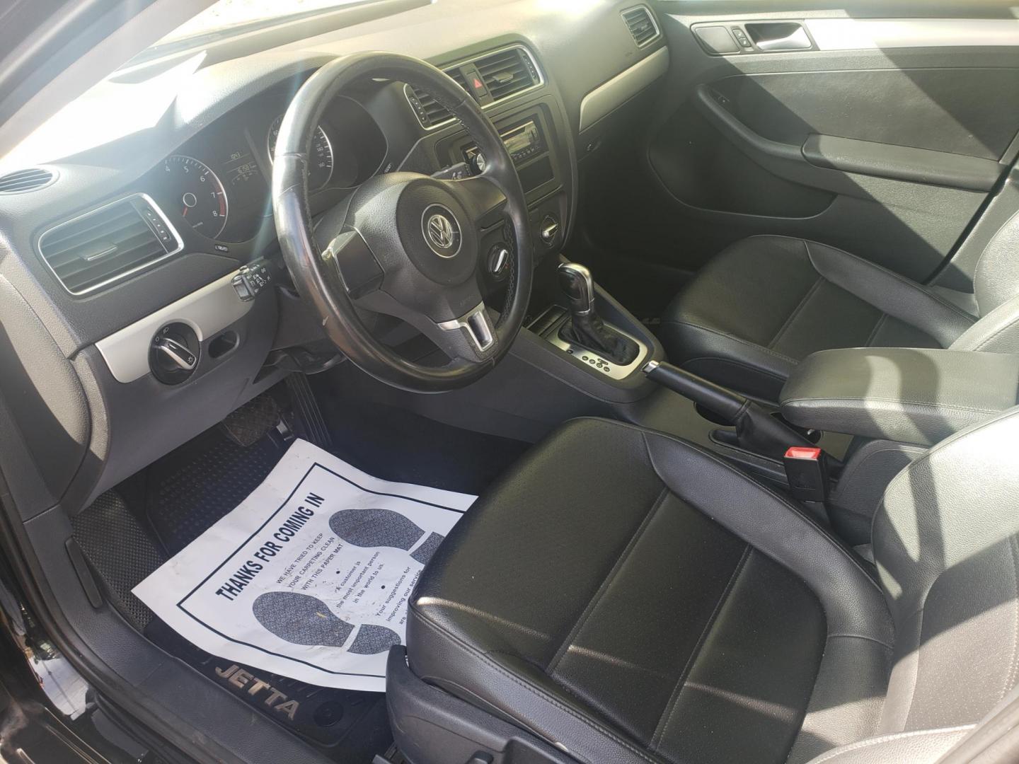 2013 black /gray and black Volkswagen Jetta SE (3VWDX7AJ3DM) with an 2.5L L5 DOHC 20V engine, 6-Speed Automatic transmission, located at 323 E Dunlap Ave., Phoenix, AZ, 85020, (602) 331-9000, 33.567677, -112.069000 - 2013 Volkswagen Jetta SE,......A Must See!!..... No accidents,..... Ice cold AC. The car is gorgeous inside and out. Power windows, Power door locks, Pioneer Stereo/CD Player, Beautiful gray and black interior with gray cloth seats in near perfect condition, Incredible gas mileage! Clean Arizona tit - Photo#9