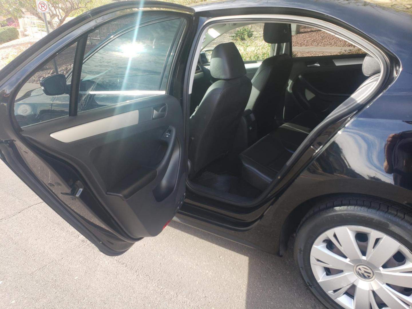 2013 black /gray and black Volkswagen Jetta SE (3VWDX7AJ3DM) with an 2.5L L5 DOHC 20V engine, 6-Speed Automatic transmission, located at 323 E Dunlap Ave., Phoenix, AZ, 85020, (602) 331-9000, 33.567677, -112.069000 - 2013 Volkswagen Jetta SE,......A Must See!!..... No accidents,..... Ice cold AC. The car is gorgeous inside and out. Power windows, Power door locks, Pioneer Stereo/CD Player, Beautiful gray and black interior with gray cloth seats in near perfect condition, Incredible gas mileage! Clean Arizona tit - Photo#10