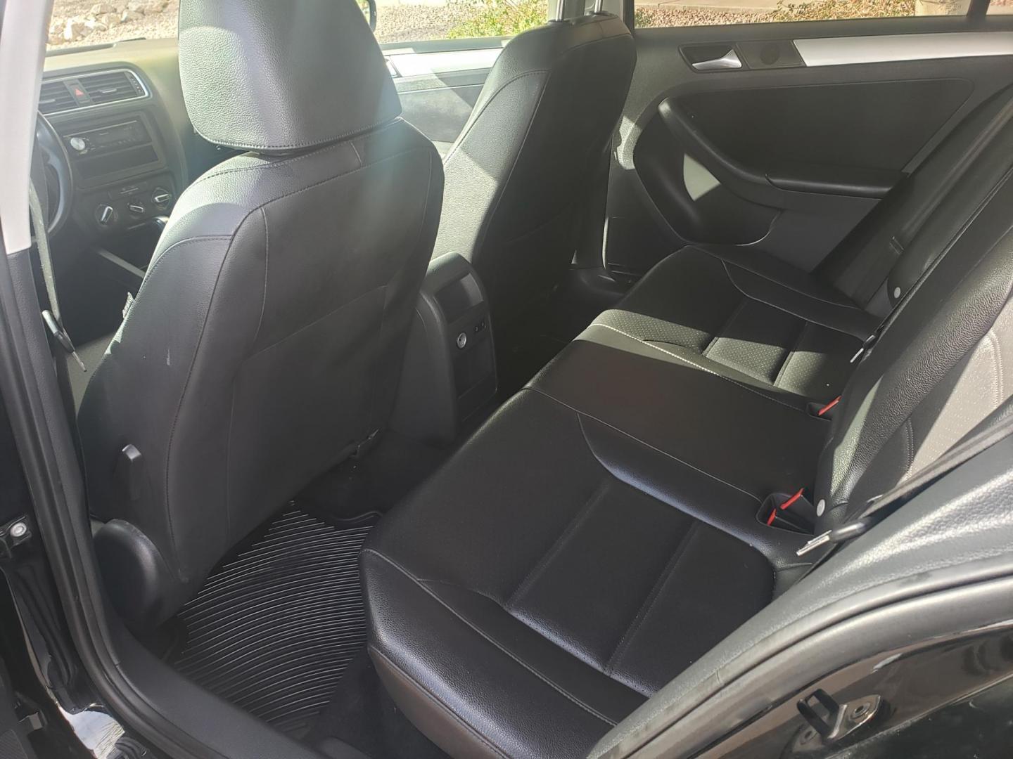 2013 black /gray and black Volkswagen Jetta SE (3VWDX7AJ3DM) with an 2.5L L5 DOHC 20V engine, 6-Speed Automatic transmission, located at 323 E Dunlap Ave., Phoenix, AZ, 85020, (602) 331-9000, 33.567677, -112.069000 - 2013 Volkswagen Jetta SE,......A Must See!!..... No accidents,..... Ice cold AC. The car is gorgeous inside and out. Power windows, Power door locks, Pioneer Stereo/CD Player, Beautiful gray and black interior with gray cloth seats in near perfect condition, Incredible gas mileage! Clean Arizona tit - Photo#11