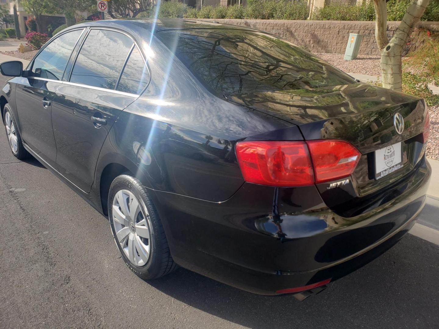 2013 black /gray and black Volkswagen Jetta SE (3VWDX7AJ3DM) with an 2.5L L5 DOHC 20V engine, 6-Speed Automatic transmission, located at 323 E Dunlap Ave., Phoenix, AZ, 85020, (602) 331-9000, 33.567677, -112.069000 - 2013 Volkswagen Jetta SE,......A Must See!!..... No accidents,..... Ice cold AC. The car is gorgeous inside and out. Power windows, Power door locks, Pioneer Stereo/CD Player, Beautiful gray and black interior with gray cloth seats in near perfect condition, Incredible gas mileage! Clean Arizona tit - Photo#5