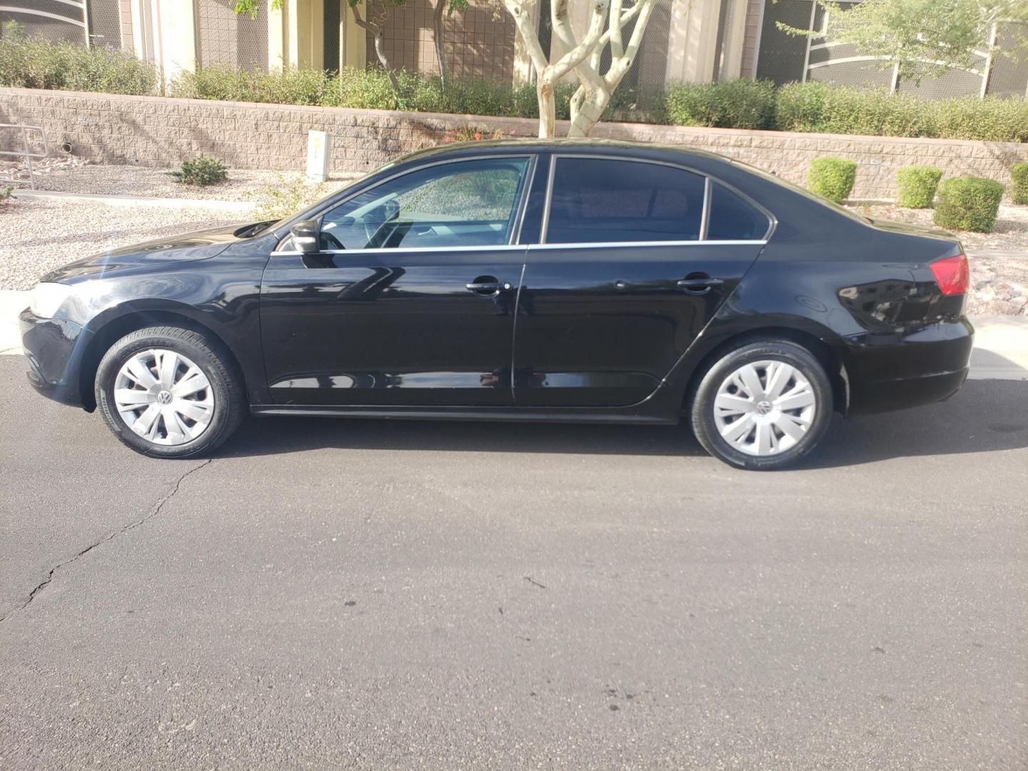2013 black /gray and black Volkswagen Jetta SE (3VWDX7AJ3DM) with an 2.5L L5 DOHC 20V engine, 6-Speed Automatic transmission, located at 323 E Dunlap Ave., Phoenix, AZ, 85020, (602) 331-9000, 33.567677, -112.069000 - 2013 Volkswagen Jetta SE,......A Must See!!..... No accidents,..... Ice cold AC. The car is gorgeous inside and out. Power windows, Power door locks, Pioneer Stereo/CD Player, Beautiful gray and black interior with gray cloth seats in near perfect condition, Incredible gas mileage! Clean Arizona tit - Photo#6