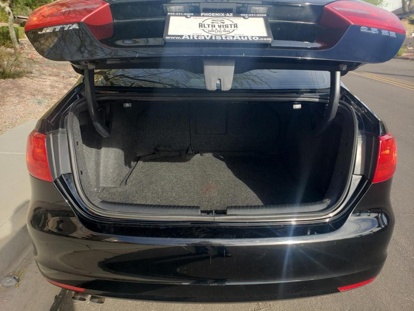 2013 black /gray and black Volkswagen Jetta SE (3VWDX7AJ3DM) with an 2.5L L5 DOHC 20V engine, 6-Speed Automatic transmission, located at 323 E Dunlap Ave., Phoenix, AZ, 85020, (602) 331-9000, 33.567677, -112.069000 - 2013 Volkswagen Jetta SE,......A Must See!!..... No accidents,..... Ice cold AC. The car is gorgeous inside and out. Power windows, Power door locks, Pioneer Stereo/CD Player, Beautiful gray and black interior with gray cloth seats in near perfect condition, Incredible gas mileage! Clean Arizona tit - Photo#16