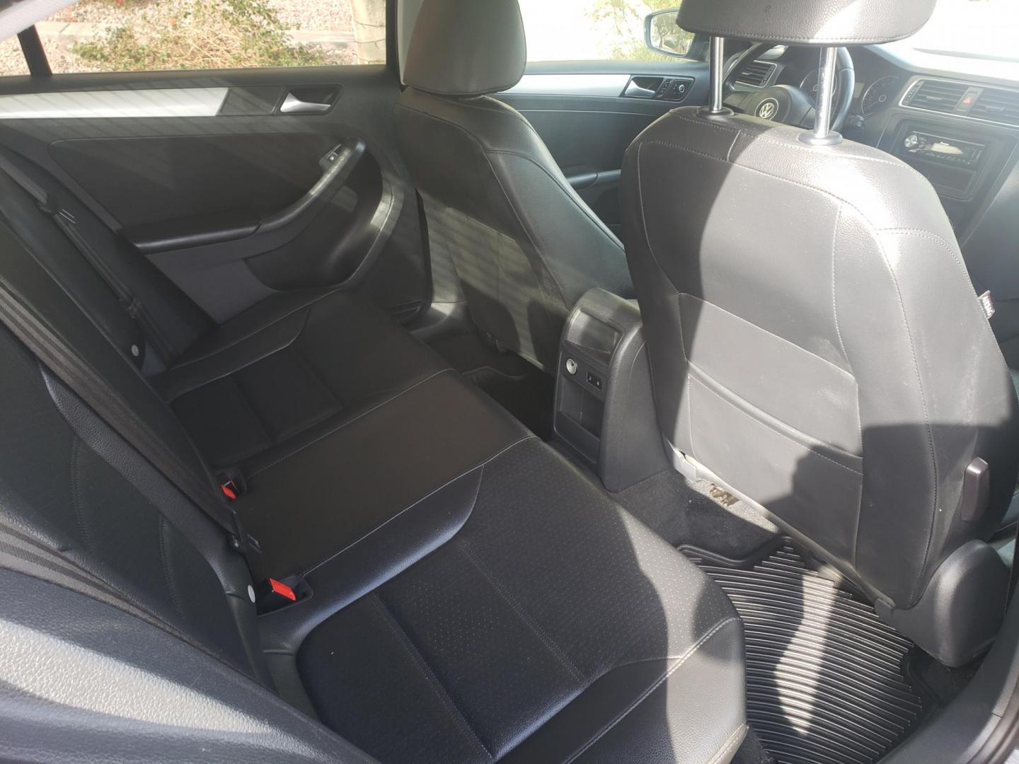 2013 black /gray and black Volkswagen Jetta SE (3VWDX7AJ3DM) with an 2.5L L5 DOHC 20V engine, 6-Speed Automatic transmission, located at 323 E Dunlap Ave., Phoenix, AZ, 85020, (602) 331-9000, 33.567677, -112.069000 - 2013 Volkswagen Jetta SE,......A Must See!!..... No accidents,..... Ice cold AC. The car is gorgeous inside and out. Power windows, Power door locks, Pioneer Stereo/CD Player, Beautiful gray and black interior with gray cloth seats in near perfect condition, Incredible gas mileage! Clean Arizona tit - Photo#15