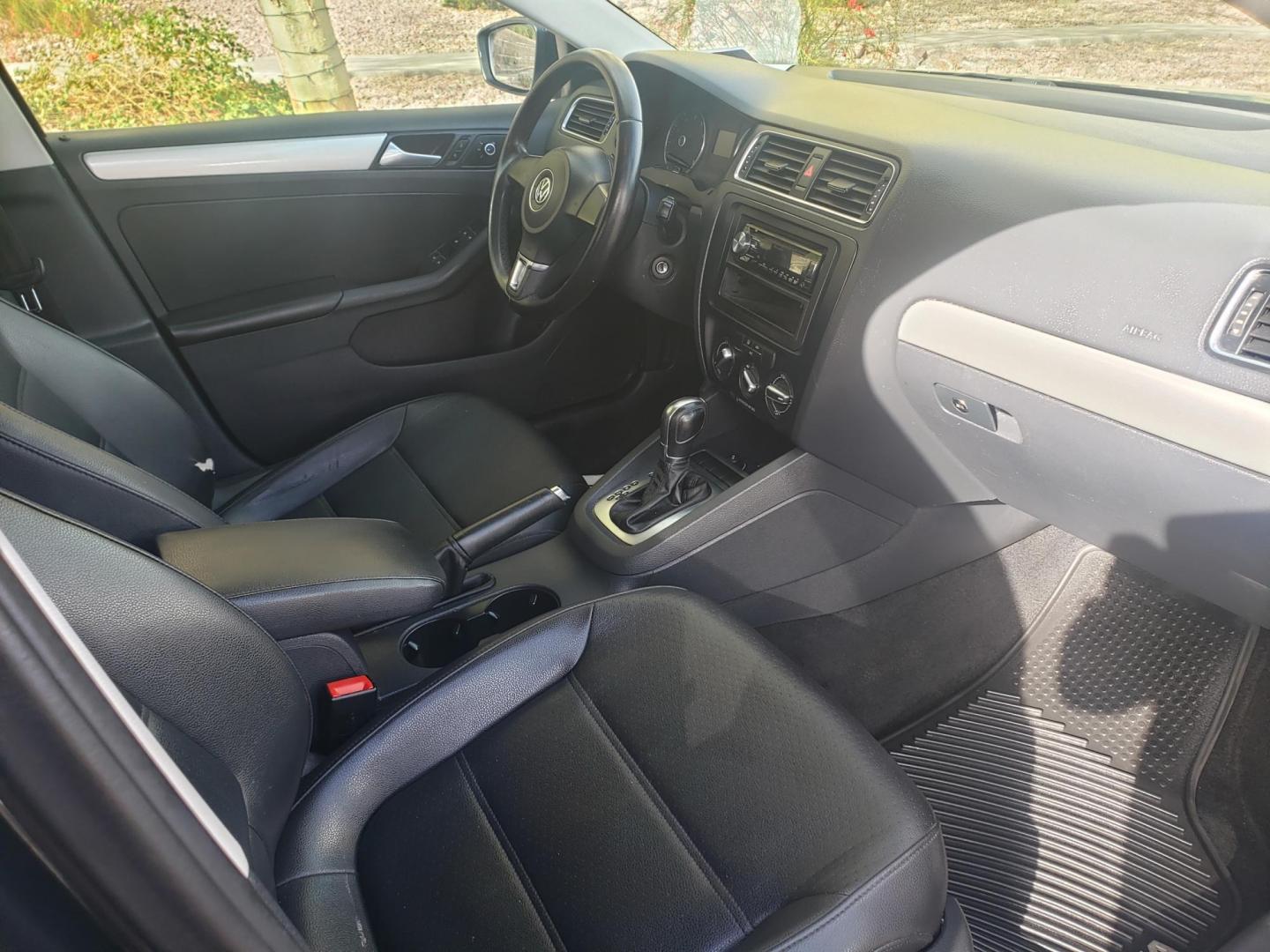 2013 black /gray and black Volkswagen Jetta SE (3VWDX7AJ3DM) with an 2.5L L5 DOHC 20V engine, 6-Speed Automatic transmission, located at 323 E Dunlap Ave., Phoenix, AZ, 85020, (602) 331-9000, 33.567677, -112.069000 - 2013 Volkswagen Jetta SE,......A Must See!!..... No accidents,..... Ice cold AC. The car is gorgeous inside and out. Power windows, Power door locks, Pioneer Stereo/CD Player, Beautiful gray and black interior with gray cloth seats in near perfect condition, Incredible gas mileage! Clean Arizona tit - Photo#13
