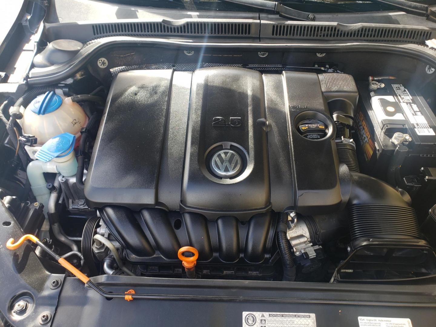 2013 black /gray and black Volkswagen Jetta SE (3VWDX7AJ3DM) with an 2.5L L5 DOHC 20V engine, 6-Speed Automatic transmission, located at 323 E Dunlap Ave., Phoenix, AZ, 85020, (602) 331-9000, 33.567677, -112.069000 - 2013 Volkswagen Jetta SE,......A Must See!!..... No accidents,..... Ice cold AC. The car is gorgeous inside and out. Power windows, Power door locks, Pioneer Stereo/CD Player, Beautiful gray and black interior with gray cloth seats in near perfect condition, Incredible gas mileage! Clean Arizona tit - Photo#17