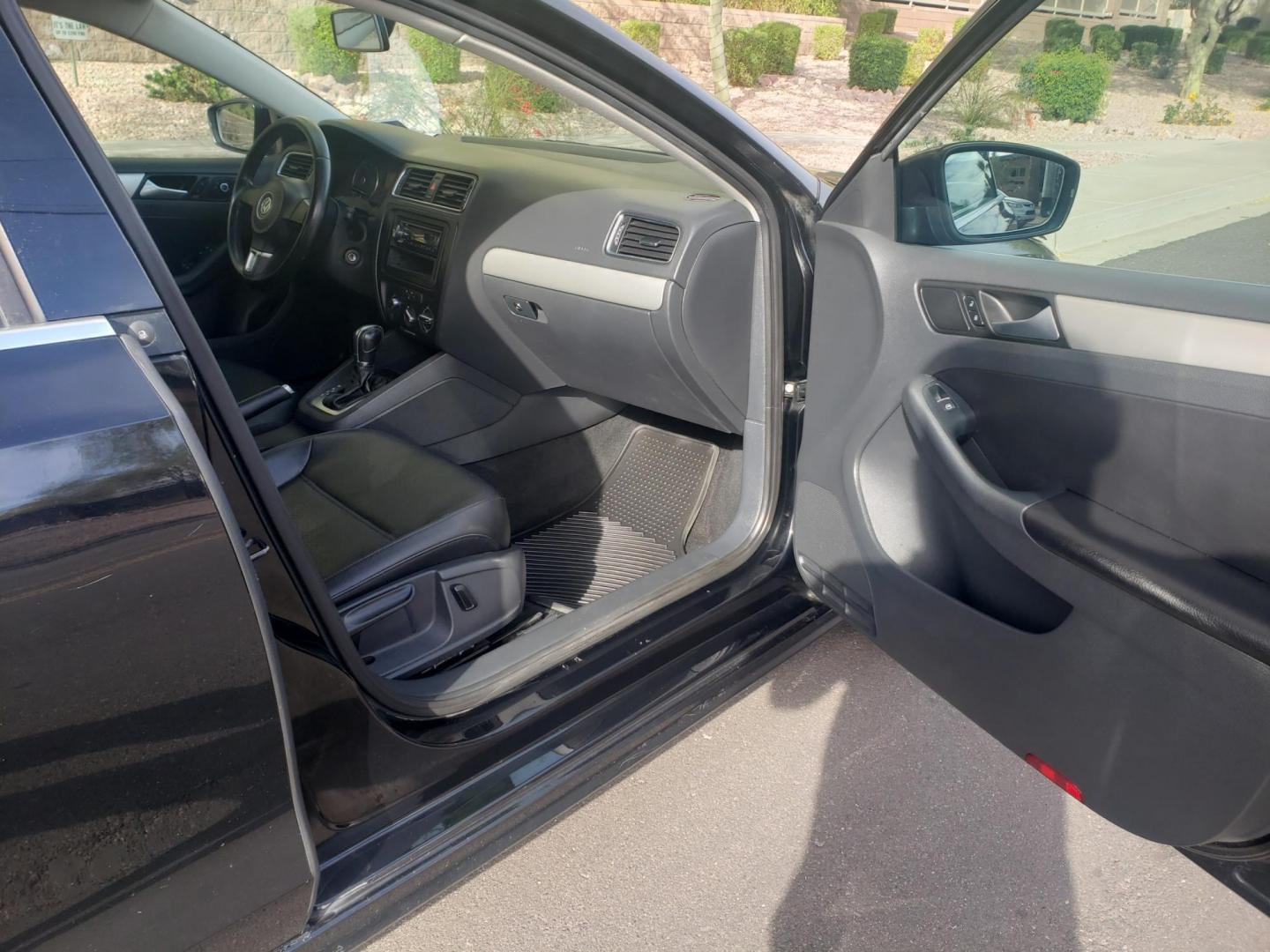 2013 black /gray and black Volkswagen Jetta SE (3VWDX7AJ3DM) with an 2.5L L5 DOHC 20V engine, 6-Speed Automatic transmission, located at 323 E Dunlap Ave., Phoenix, AZ, 85020, (602) 331-9000, 33.567677, -112.069000 - 2013 Volkswagen Jetta SE,......A Must See!!..... No accidents,..... Ice cold AC. The car is gorgeous inside and out. Power windows, Power door locks, Pioneer Stereo/CD Player, Beautiful gray and black interior with gray cloth seats in near perfect condition, Incredible gas mileage! Clean Arizona tit - Photo#12