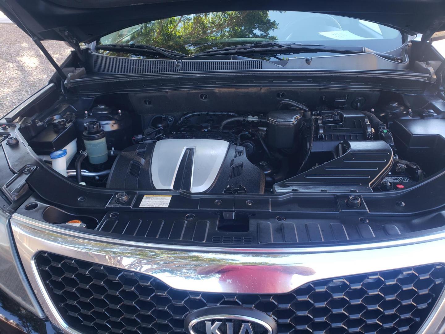 2012 black /gray and black Kia Sorento LX 2WD (5XYKT4A2XCG) with an 3.5L V6 DOHC 24V engine, 6-Speed Automatic transmission, located at 323 E Dunlap Ave., Phoenix, AZ, 85020, (602) 331-9000, 33.567677, -112.069000 - Photo#19