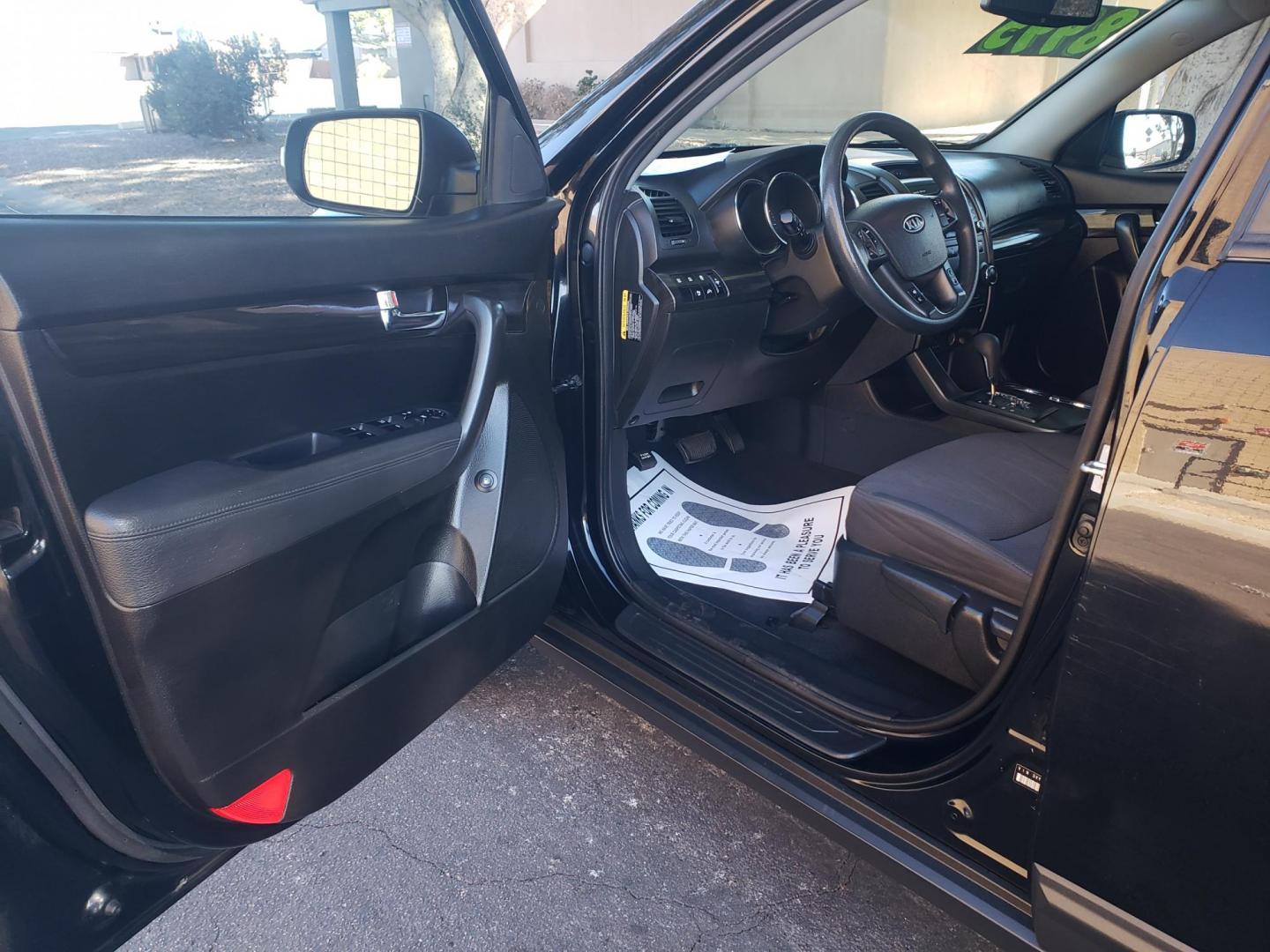 2012 black /gray and black Kia Sorento LX 2WD (5XYKT4A2XCG) with an 3.5L V6 DOHC 24V engine, 6-Speed Automatic transmission, located at 323 E Dunlap Ave., Phoenix, AZ, 85020, (602) 331-9000, 33.567677, -112.069000 - Photo#8
