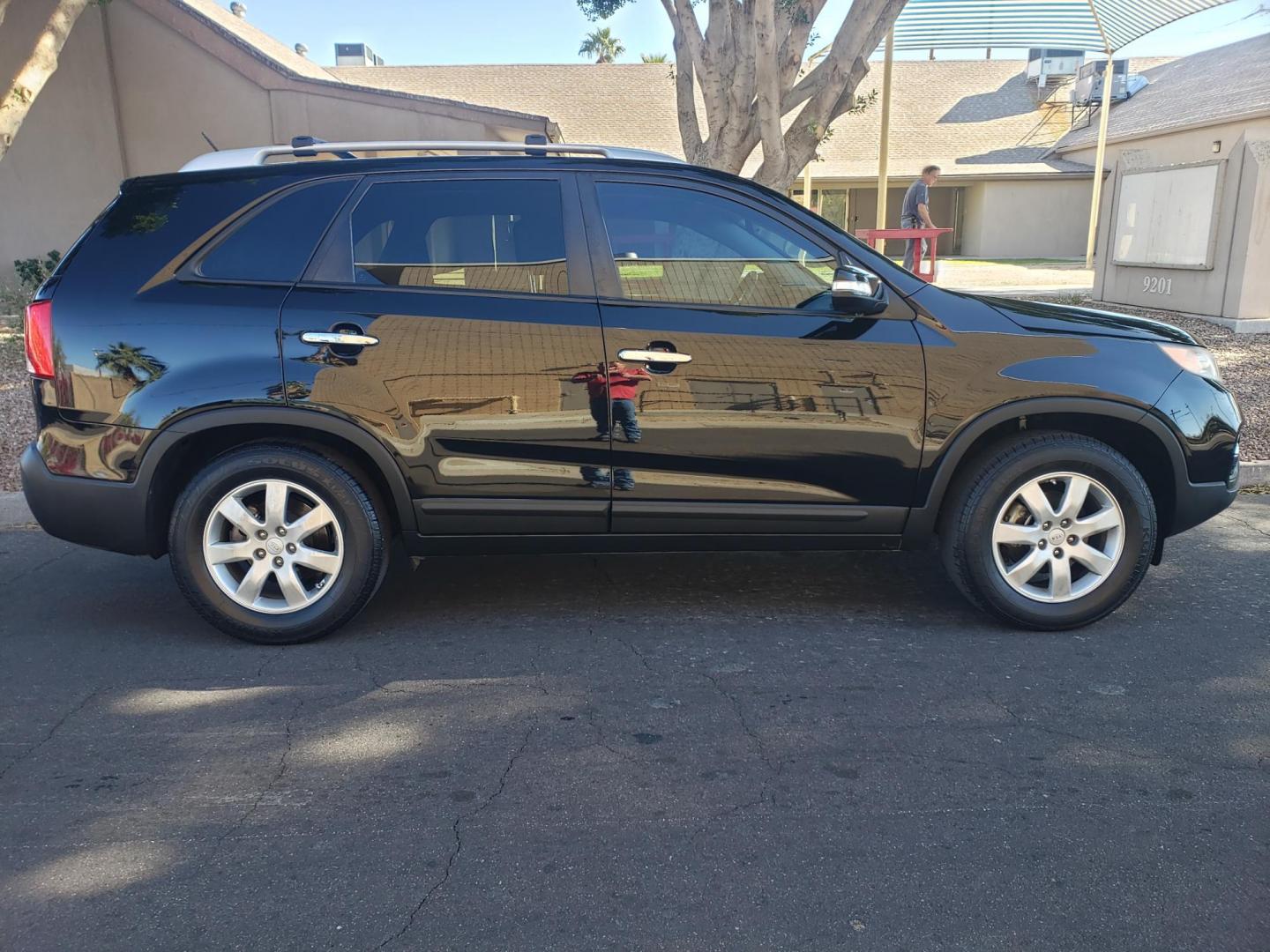 2012 black /gray and black Kia Sorento LX 2WD (5XYKT4A2XCG) with an 3.5L V6 DOHC 24V engine, 6-Speed Automatic transmission, located at 323 E Dunlap Ave., Phoenix, AZ, 85020, (602) 331-9000, 33.567677, -112.069000 - Photo#4