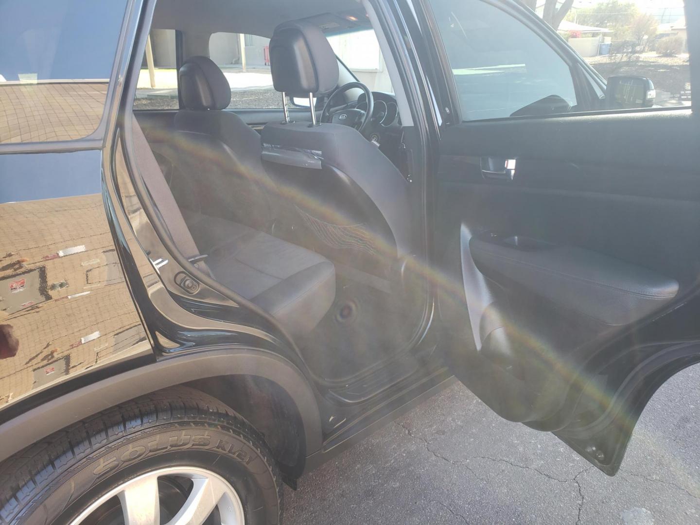 2012 black /gray and black Kia Sorento LX 2WD (5XYKT4A2XCG) with an 3.5L V6 DOHC 24V engine, 6-Speed Automatic transmission, located at 323 E Dunlap Ave., Phoenix, AZ, 85020, (602) 331-9000, 33.567677, -112.069000 - Photo#15