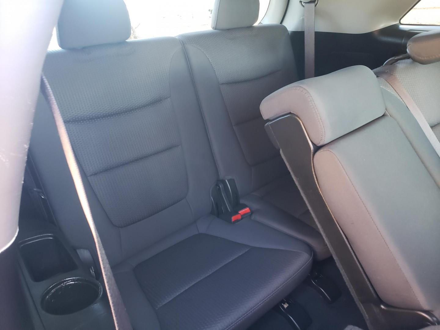 2012 black /gray and black Kia Sorento LX 2WD (5XYKT4A2XCG) with an 3.5L V6 DOHC 24V engine, 6-Speed Automatic transmission, located at 323 E Dunlap Ave., Phoenix, AZ, 85020, (602) 331-9000, 33.567677, -112.069000 - Photo#17
