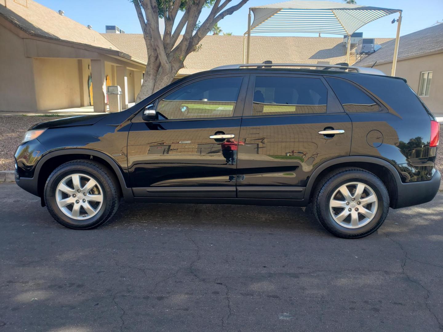2012 black /gray and black Kia Sorento LX 2WD (5XYKT4A2XCG) with an 3.5L V6 DOHC 24V engine, 6-Speed Automatic transmission, located at 323 E Dunlap Ave., Phoenix, AZ, 85020, (602) 331-9000, 33.567677, -112.069000 - Photo#6