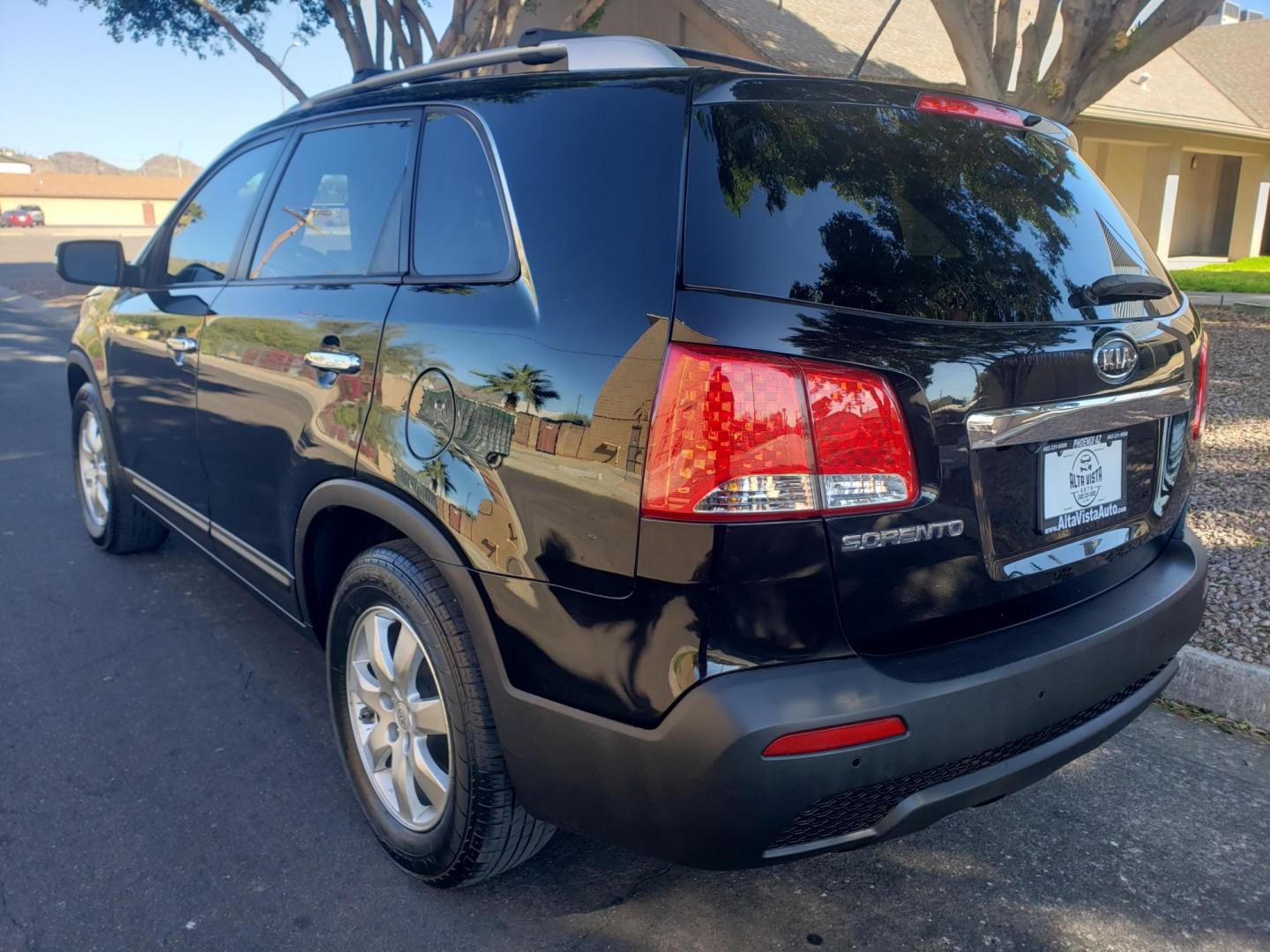 2012 black /gray and black Kia Sorento LX 2WD (5XYKT4A2XCG) with an 3.5L V6 DOHC 24V engine, 6-Speed Automatic transmission, located at 323 E Dunlap Ave., Phoenix, AZ, 85020, (602) 331-9000, 33.567677, -112.069000 - Photo#5