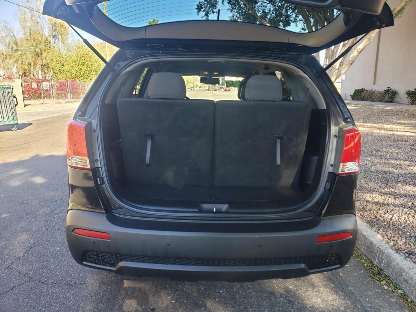 2012 black /gray and black Kia Sorento LX 2WD (5XYKT4A2XCG) with an 3.5L V6 DOHC 24V engine, 6-Speed Automatic transmission, located at 323 E Dunlap Ave., Phoenix, AZ, 85020, (602) 331-9000, 33.567677, -112.069000 - Photo#18