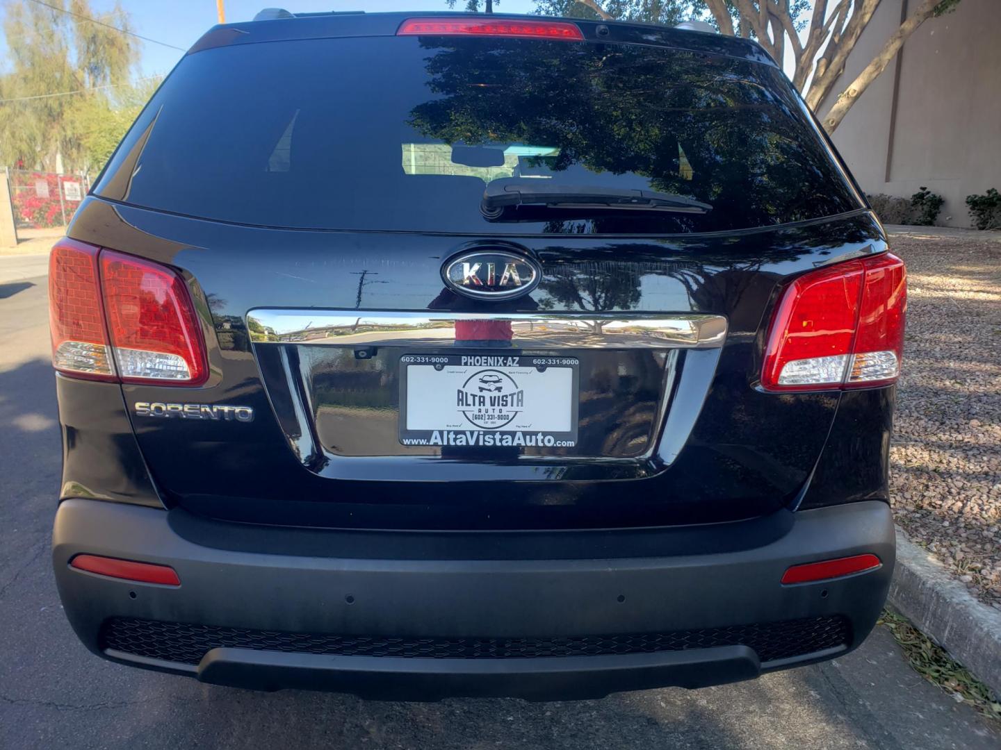 2012 black /gray and black Kia Sorento LX 2WD (5XYKT4A2XCG) with an 3.5L V6 DOHC 24V engine, 6-Speed Automatic transmission, located at 323 E Dunlap Ave., Phoenix, AZ, 85020, (602) 331-9000, 33.567677, -112.069000 - Photo#7