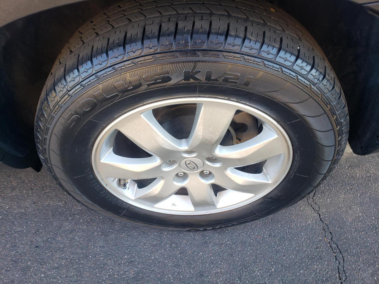 2012 black /gray and black Kia Sorento LX 2WD (5XYKT4A2XCG) with an 3.5L V6 DOHC 24V engine, 6-Speed Automatic transmission, located at 323 E Dunlap Ave., Phoenix, AZ, 85020, (602) 331-9000, 33.567677, -112.069000 - Photo#20