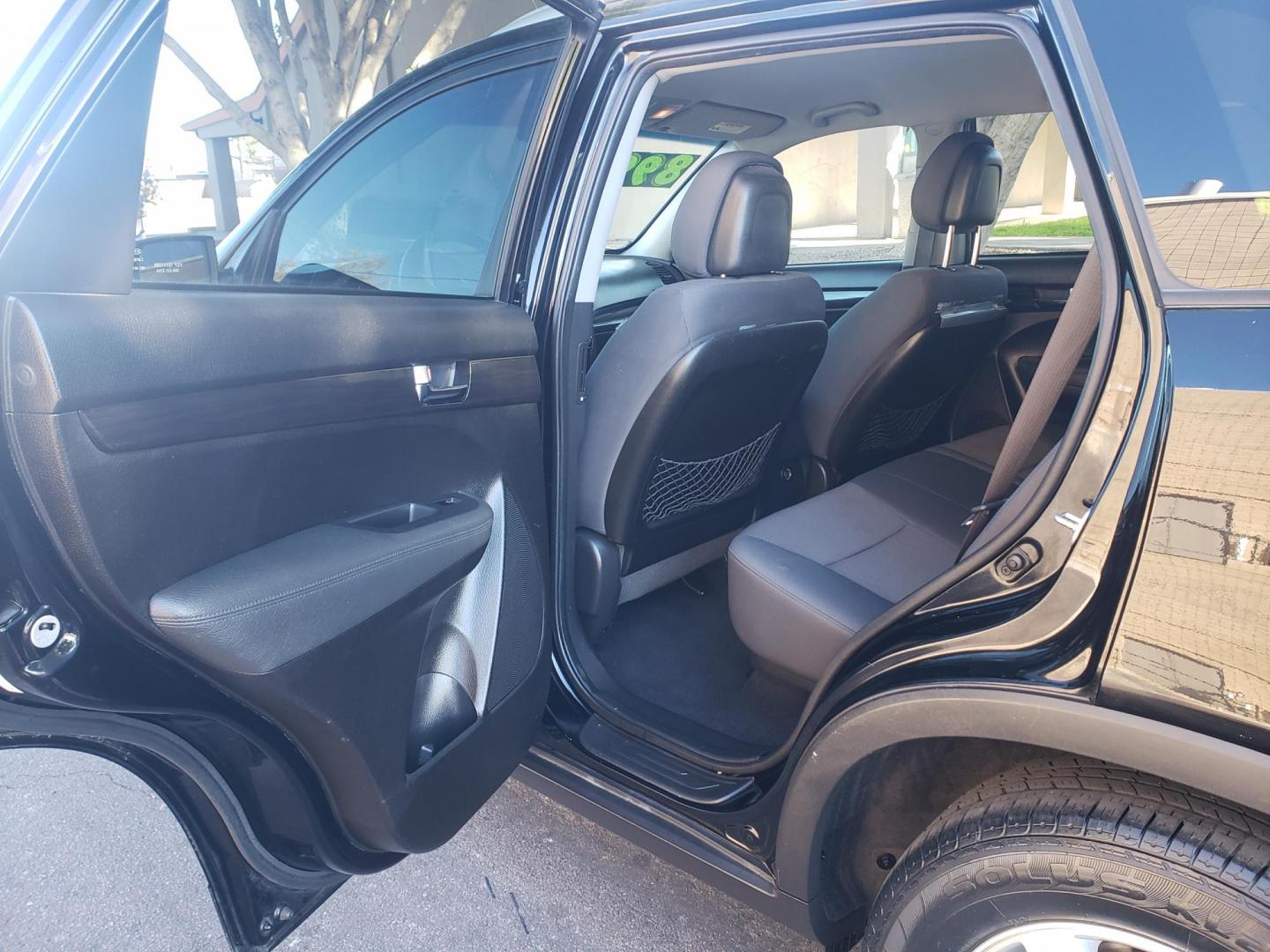 2012 black /gray and black Kia Sorento LX 2WD (5XYKT4A2XCG) with an 3.5L V6 DOHC 24V engine, 6-Speed Automatic transmission, located at 323 E Dunlap Ave., Phoenix, AZ, 85020, (602) 331-9000, 33.567677, -112.069000 - Photo#10