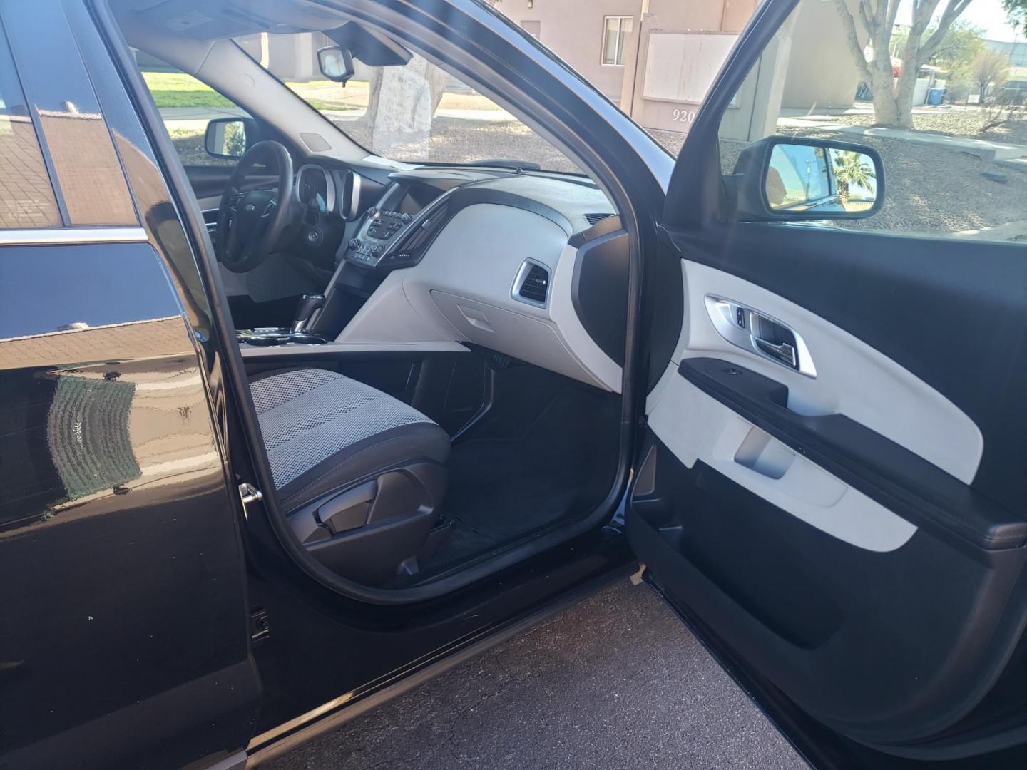 2017 Chevrolet Equinox LS 2WD (2GNALBEK6H1) with an 2.4L L4 DOHC 16V FFV engine, 6A transmission, located at 323 E Dunlap Ave., Phoenix, AZ, 85020, (602) 331-9000, 33.567677, -112.069000 - 2017 Chevrolet Equinox LS 2WD,……. EXCELLENT condition,…… A Real Must See!!.... No accidents, Power everything, Ice cold ac, gray and tan interior with tan leather seats in near perfect condition, power windows, power door locks, stereo/cd player, phone sync, blue tooth, backup camera, satell - Photo#12