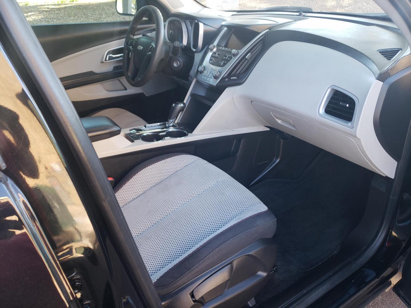 2017 Chevrolet Equinox LS 2WD (2GNALBEK6H1) with an 2.4L L4 DOHC 16V FFV engine, 6A transmission, located at 323 E Dunlap Ave., Phoenix, AZ, 85020, (602) 331-9000, 33.567677, -112.069000 - 2017 Chevrolet Equinox LS 2WD,……. EXCELLENT condition,…… A Real Must See!!.... No accidents, Power everything, Ice cold ac, gray and tan interior with tan leather seats in near perfect condition, power windows, power door locks, stereo/cd player, phone sync, blue tooth, backup camera, satell - Photo#13