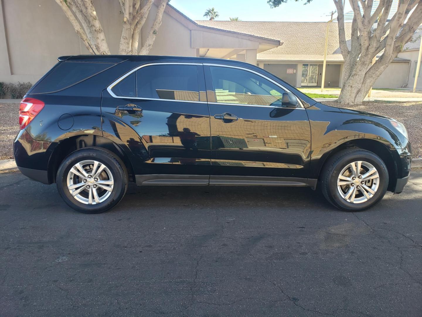 2017 Chevrolet Equinox LS 2WD (2GNALBEK6H1) with an 2.4L L4 DOHC 16V FFV engine, 6A transmission, located at 323 E Dunlap Ave., Phoenix, AZ, 85020, (602) 331-9000, 33.567677, -112.069000 - 2017 Chevrolet Equinox LS 2WD,……. EXCELLENT condition,…… A Real Must See!!.... No accidents, Power everything, Ice cold ac, gray and tan interior with tan leather seats in near perfect condition, power windows, power door locks, stereo/cd player, phone sync, blue tooth, backup camera, satell - Photo#4