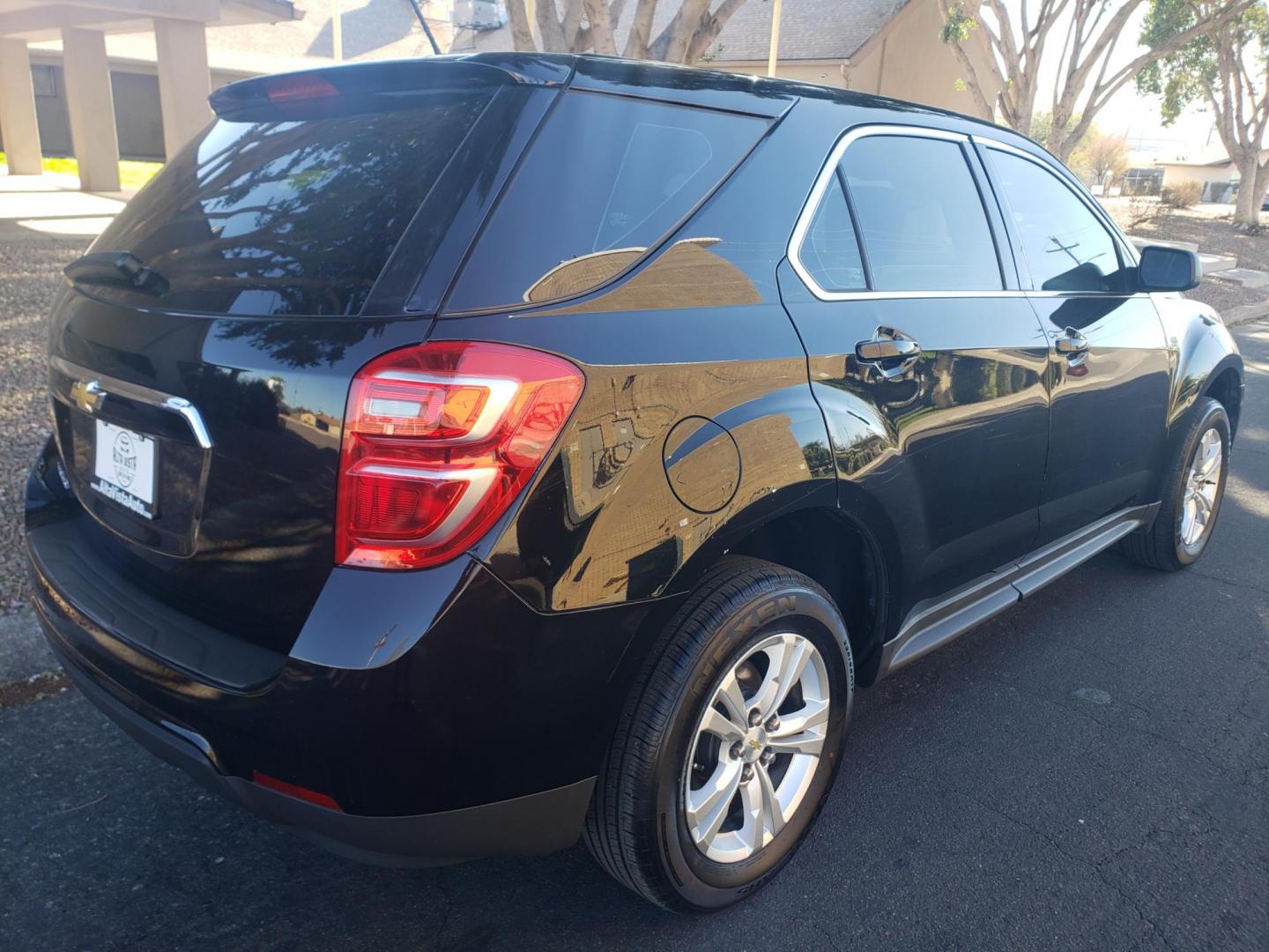 2017 Chevrolet Equinox LS 2WD (2GNALBEK6H1) with an 2.4L L4 DOHC 16V FFV engine, 6A transmission, located at 323 E Dunlap Ave., Phoenix, AZ, 85020, (602) 331-9000, 33.567677, -112.069000 - 2017 Chevrolet Equinox LS 2WD,……. EXCELLENT condition,…… A Real Must See!!.... No accidents, Power everything, Ice cold ac, gray and tan interior with tan leather seats in near perfect condition, power windows, power door locks, stereo/cd player, phone sync, blue tooth, backup camera, satell - Photo#3