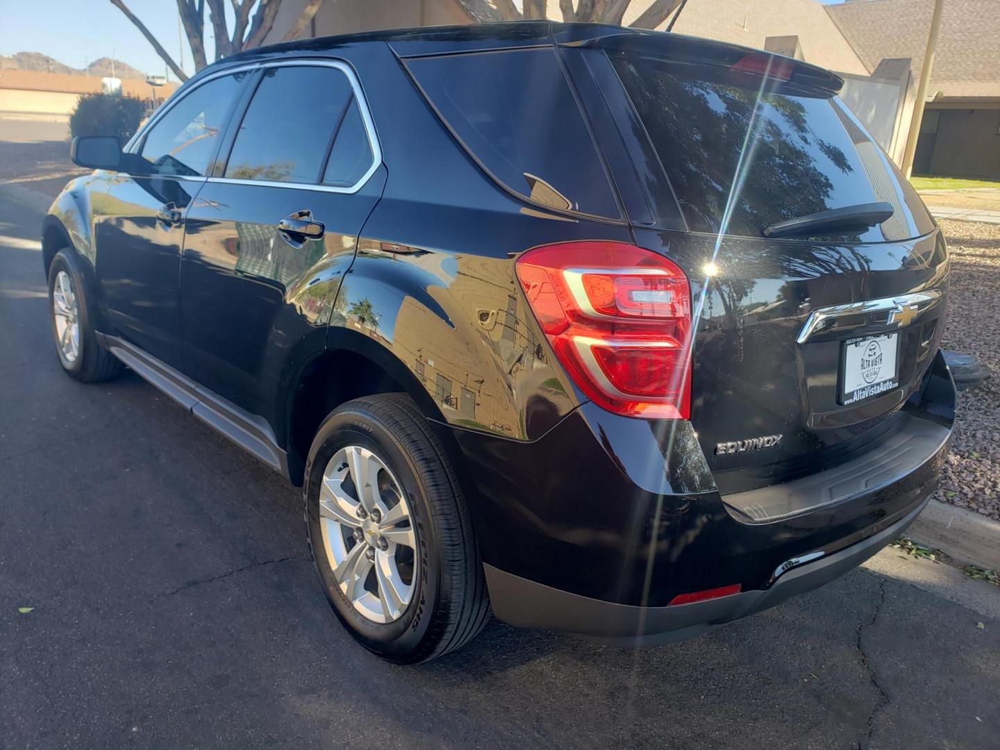 2017 Chevrolet Equinox LS 2WD (2GNALBEK6H1) with an 2.4L L4 DOHC 16V FFV engine, 6A transmission, located at 323 E Dunlap Ave., Phoenix, AZ, 85020, (602) 331-9000, 33.567677, -112.069000 - 2017 Chevrolet Equinox LS 2WD,……. EXCELLENT condition,…… A Real Must See!!.... No accidents, Power everything, Ice cold ac, gray and tan interior with tan leather seats in near perfect condition, power windows, power door locks, stereo/cd player, phone sync, blue tooth, backup camera, satell - Photo#5