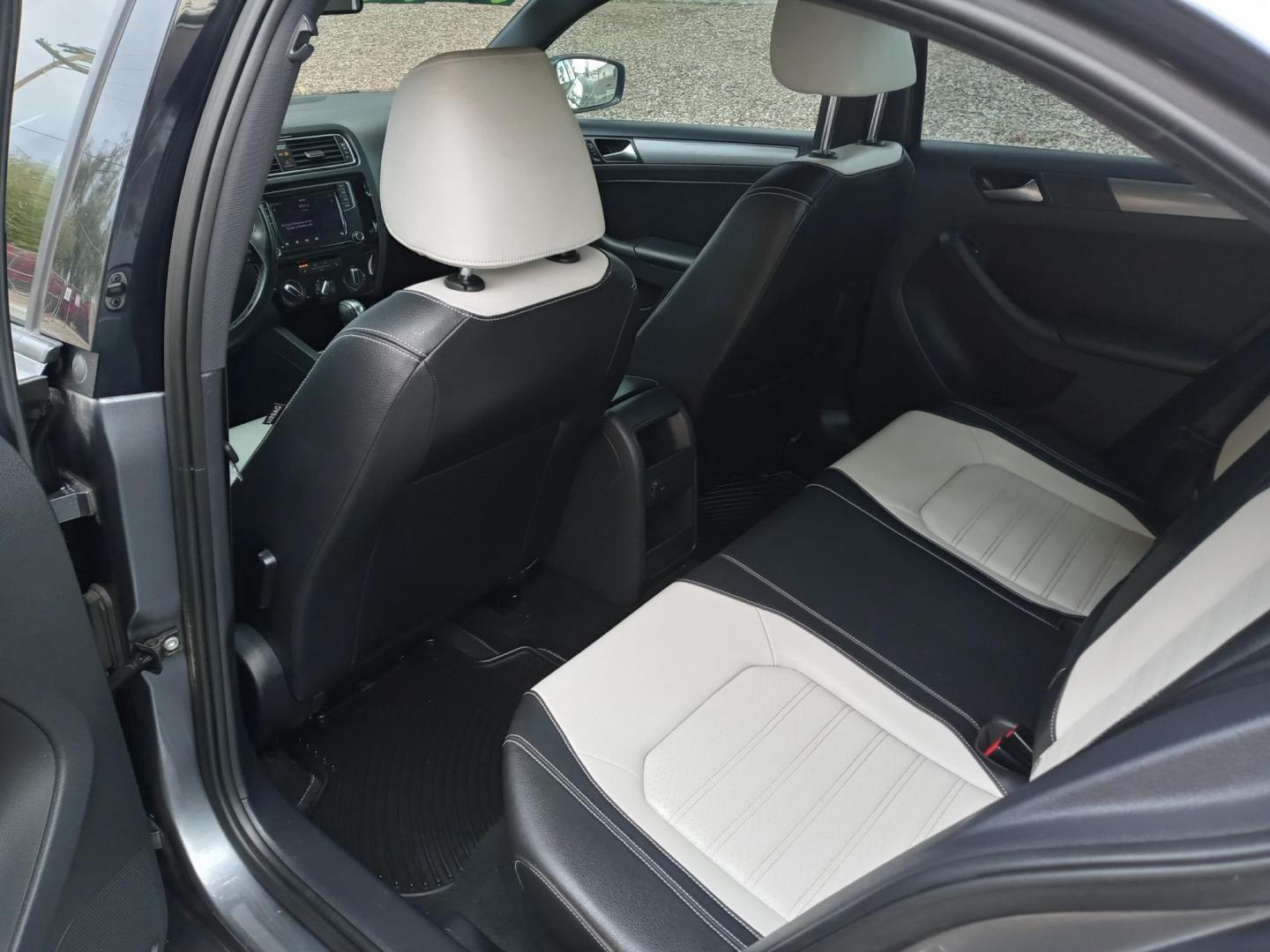 2016 gray /gray and black Volkswagen Jetta SE 6A (3VWD17AJXGM) with an 1.8L L4 DOHC 20V engine, 6A transmission, located at 323 E Dunlap Ave., Phoenix, AZ, 85020, (602) 331-9000, 33.567677, -112.069000 - 2016 Volkswagen Jetta SE 6A,...... EXCELLENT condition, A Real Must See!!.... No accidents, Ice cold ac, Stereo/CD Player, Satellite compatible, Bluetooth, Phone sync, Backup camera, Clean Black interior with Black and gray Leather seats in near perfect condition, power windows, power door locks, c - Photo#11