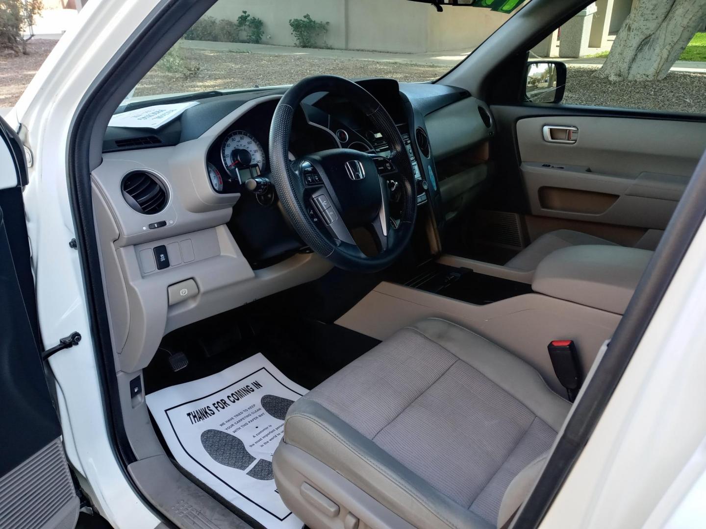 2013 WHITE /gray and black Honda Pilot EX 2WD 5-Spd AT (5FNYF3H4XDB) with an 3.5L V6 SOHC 24V engine, 5-Speed Automatic transmission, located at 323 E Dunlap Ave., Phoenix, AZ, 85020, (602) 331-9000, 33.567677, -112.069000 - 2013 Honda Pilot EX 2WD 5-Spd AT,……. EXCELLENT condition,…… A Real Must See!!.... No accidents, Power everything, Ice cold ac, gray and black interior with gray cloth seats in near perfect condition, power windows, power door locks, stereo/cd player, phone sync, blue tooth, 3RD ROW Seating, - Photo#9